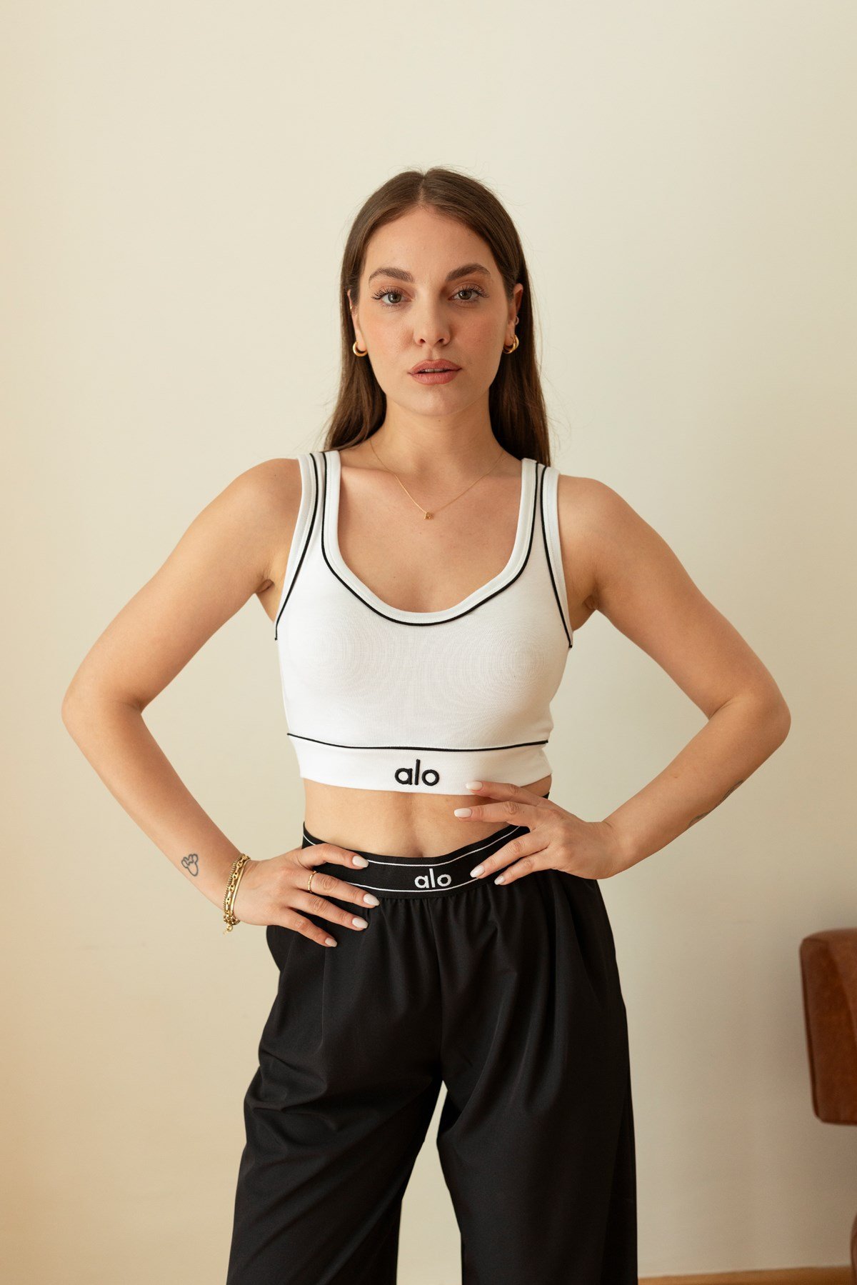 Beyaz Kalp Yaka Yazı Nakış Detaylı Crop Bluz
