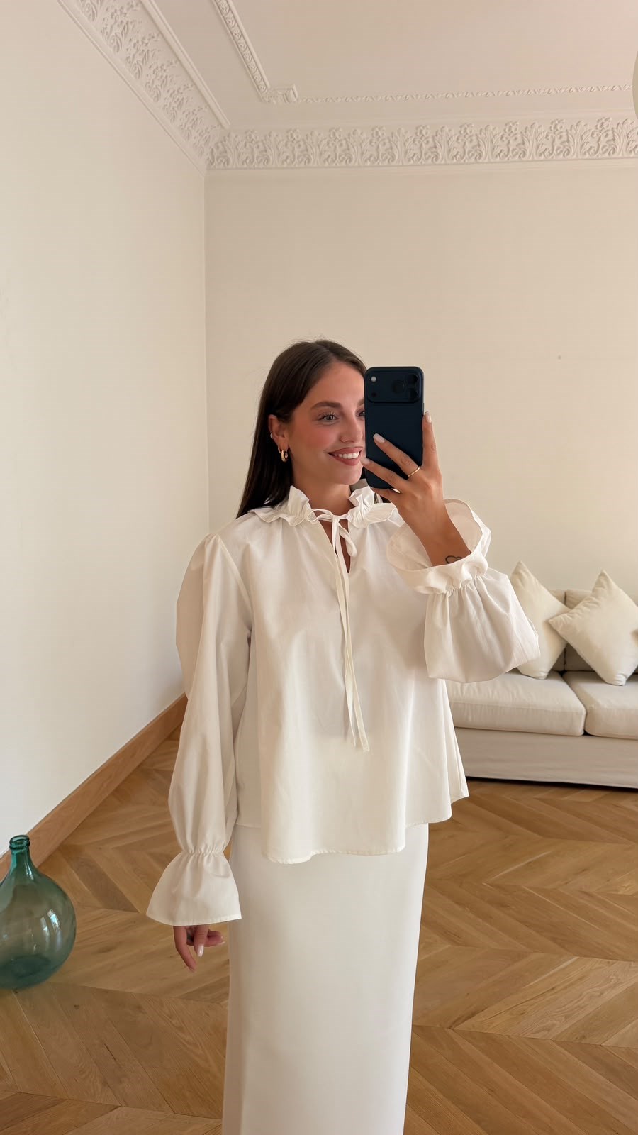Beyaz Kolları Lastikli Fırfır Yaka Bluz