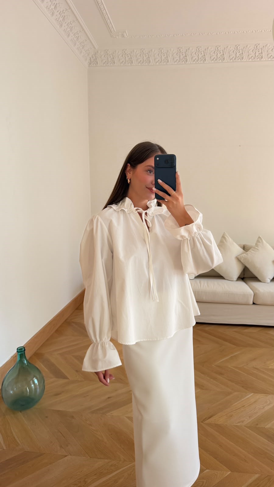 Beyaz Kolları Lastikli Fırfır Yaka Bluz