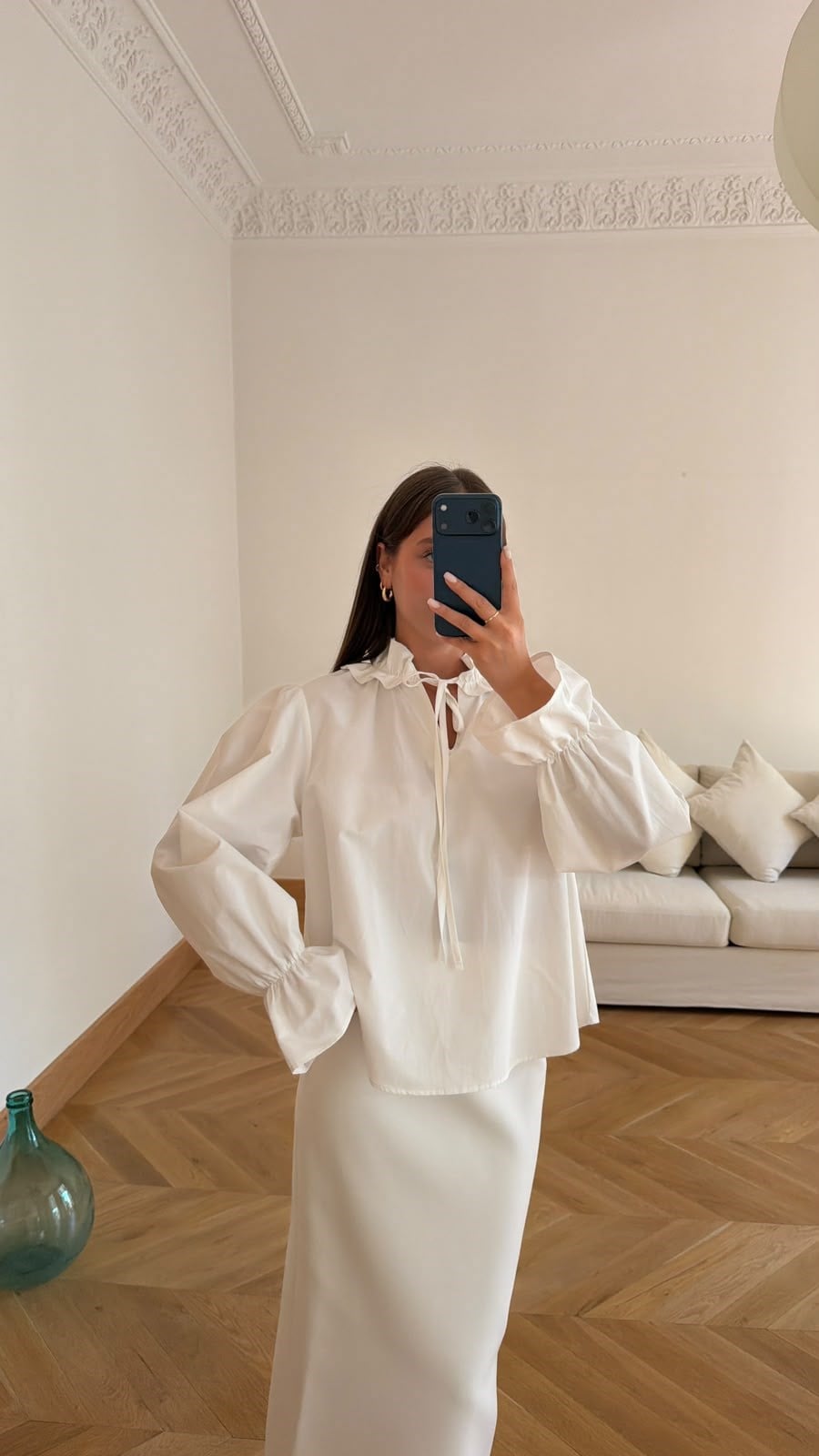 Beyaz Kolları Lastikli Fırfır Yaka Bluz
