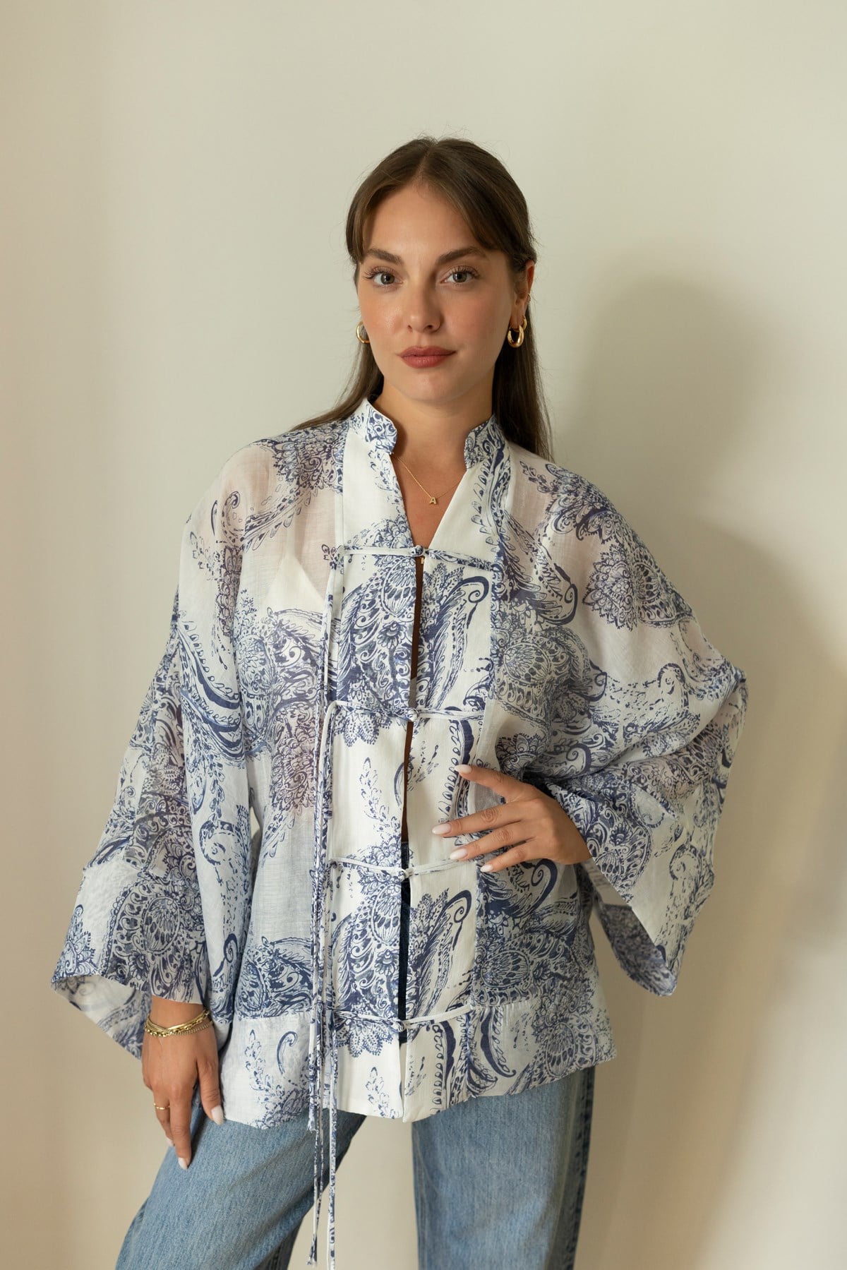 Beyaz-Mavi Desenli Bağlama Detaylı Kimono
