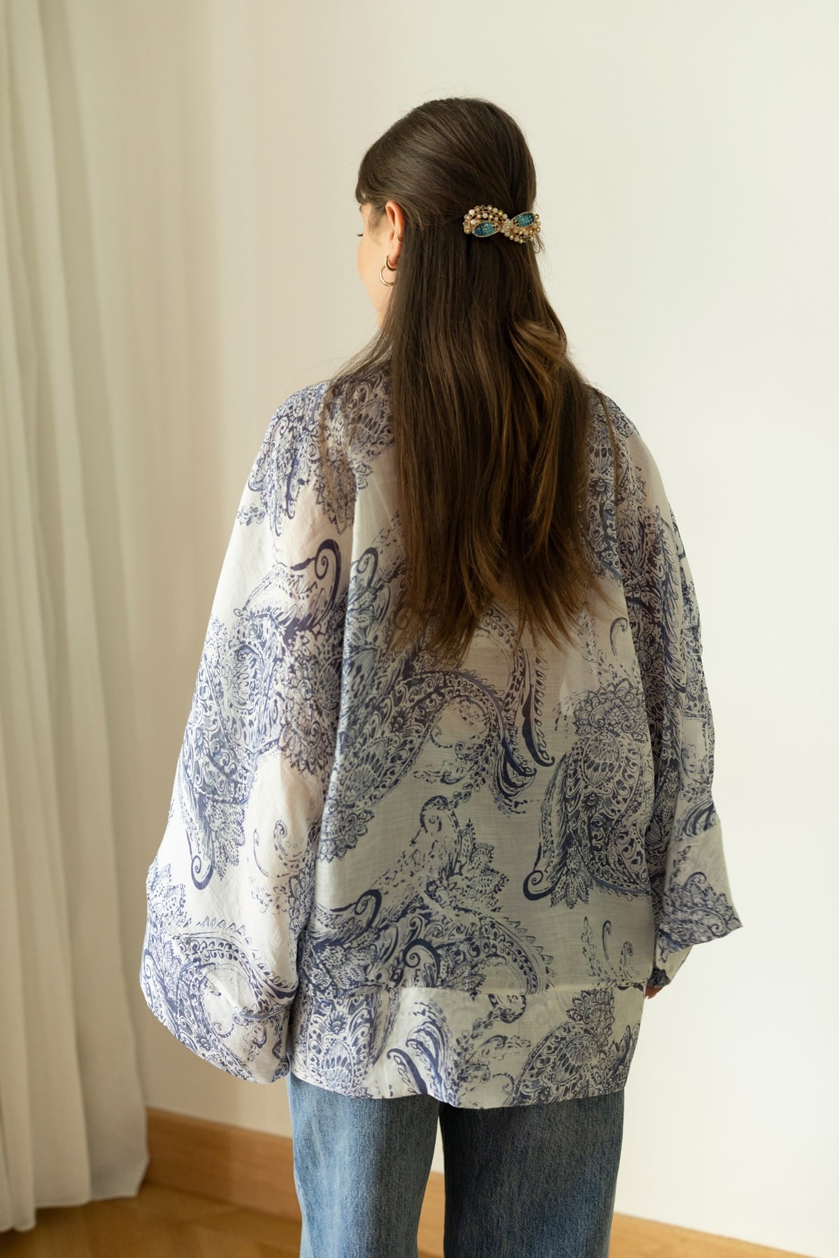 Beyaz-Mavi Desenli Bağlama Detaylı Kimono