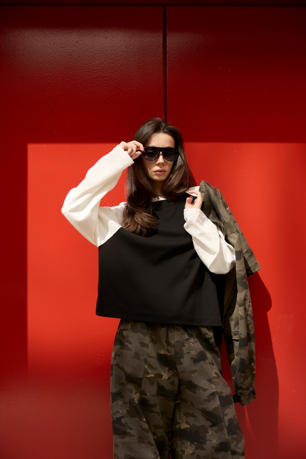 Beyaz-Siyah Kolları Renk Geçişli Oversize Sweat