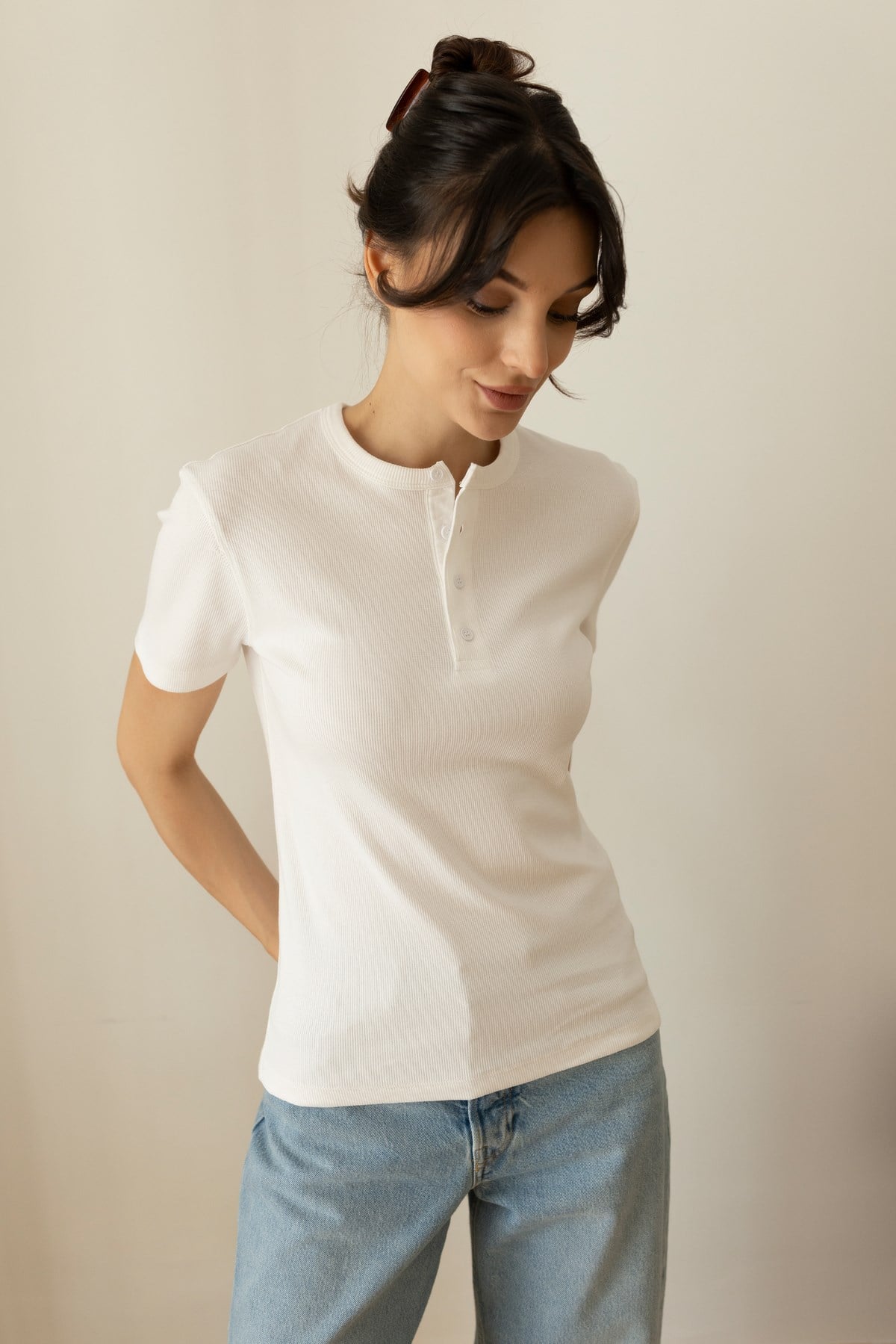 Beyaz Yarım Düğme Detaylı Fitilli Likralı T-Shirt