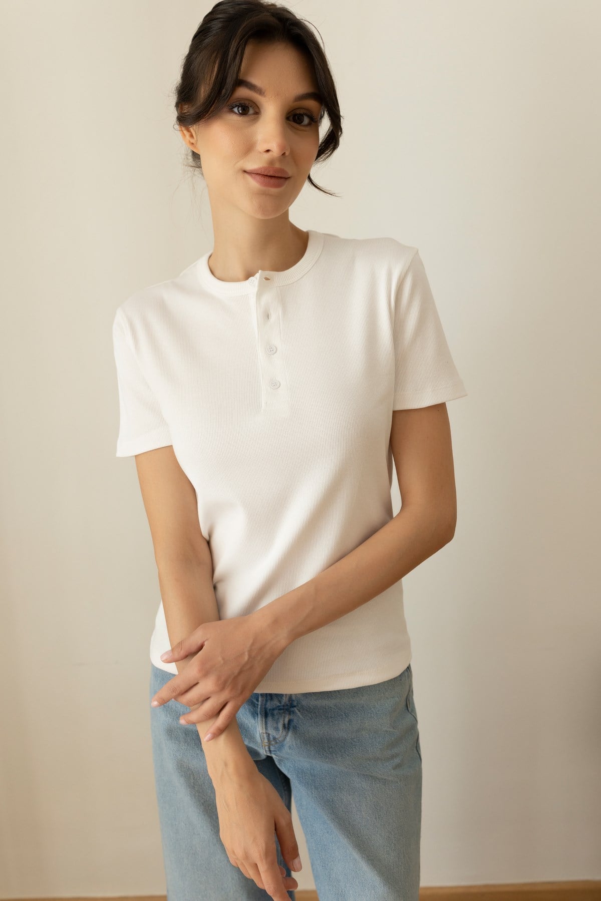 Beyaz Yarım Düğme Detaylı Fitilli Likralı T-Shirt