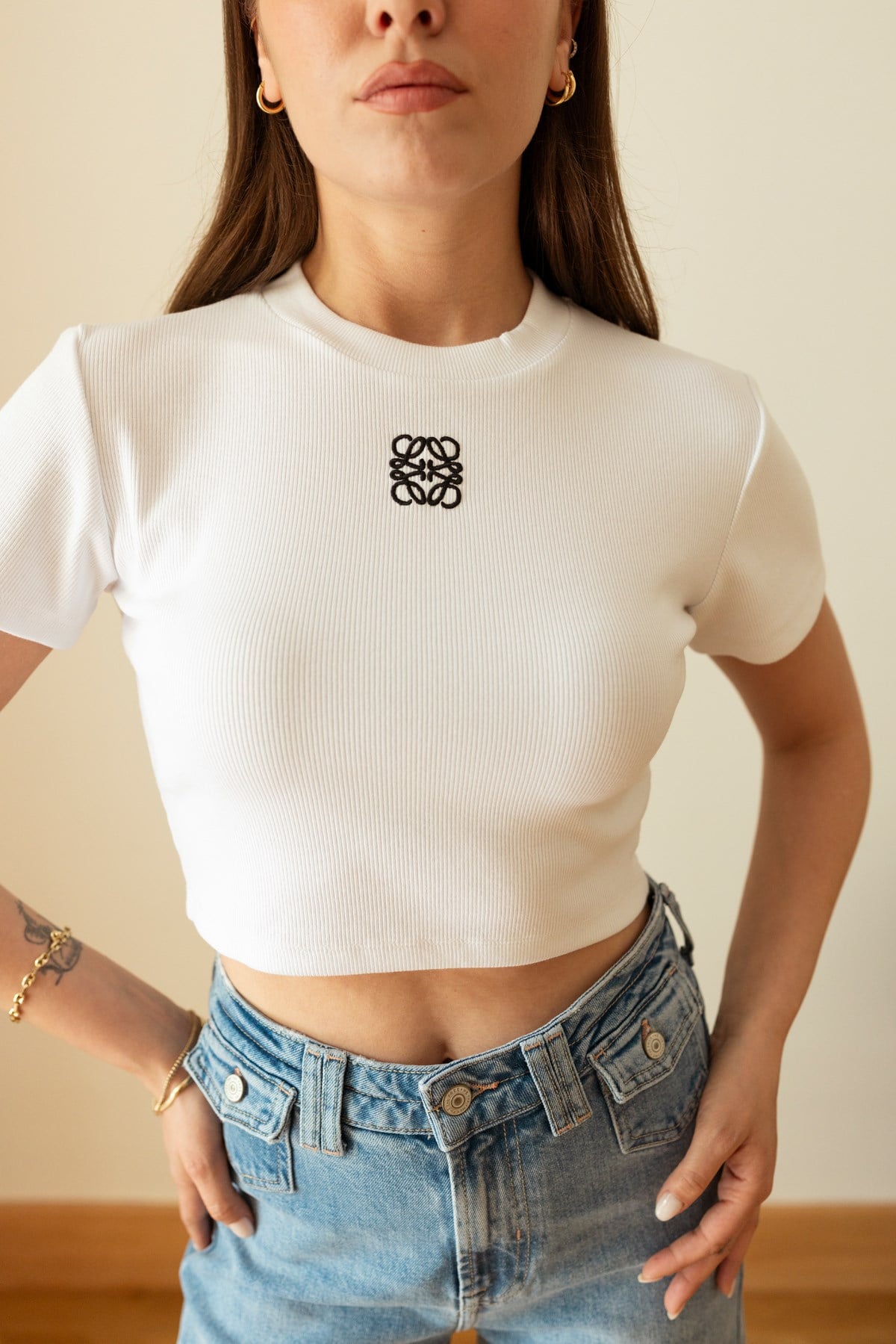 Beyaz Yumuaşak Dokulu Fitlli Logo Detaylı Crop Bluz