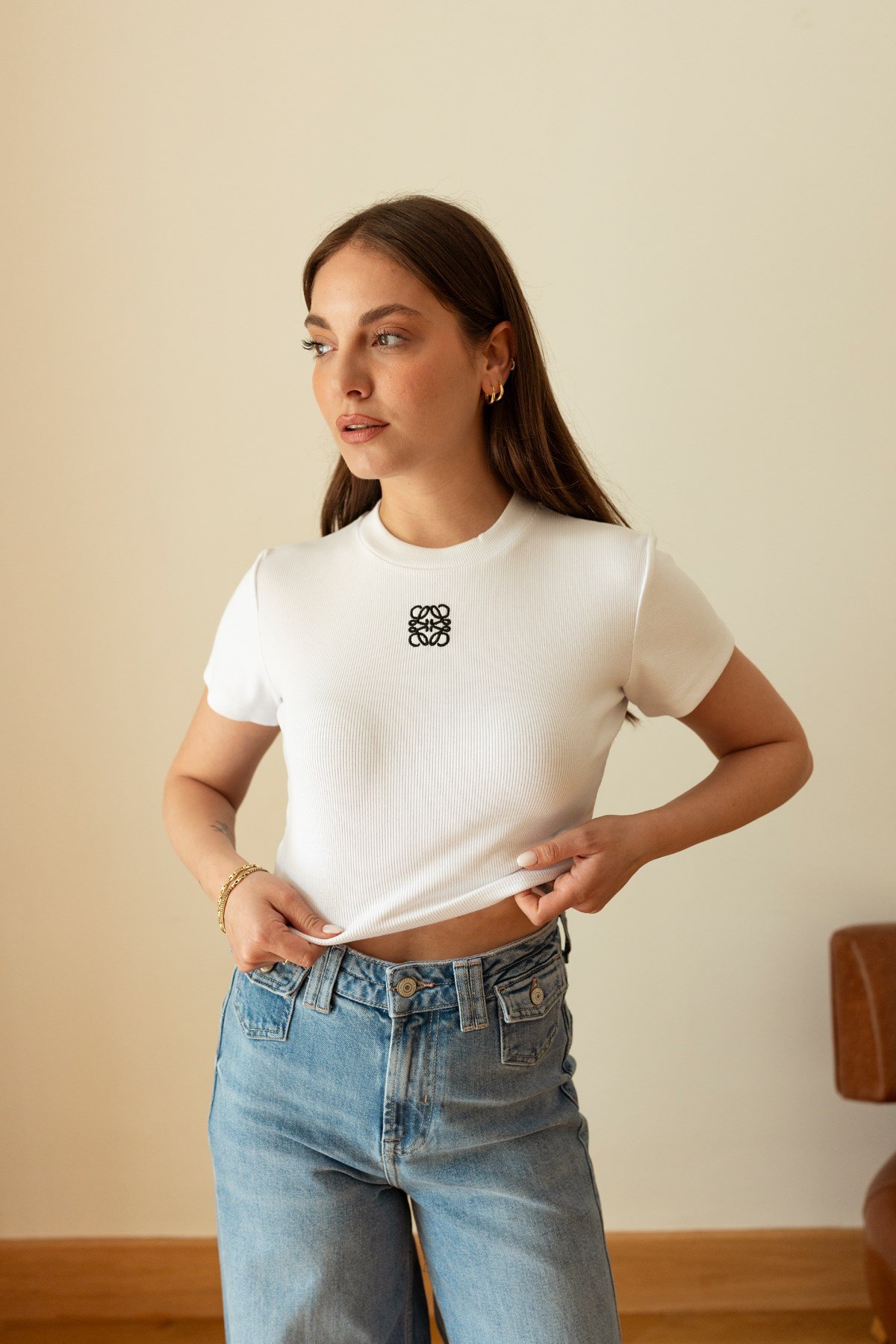 Beyaz Yumuaşak Dokulu Fitlli Logo Detaylı Crop Bluz