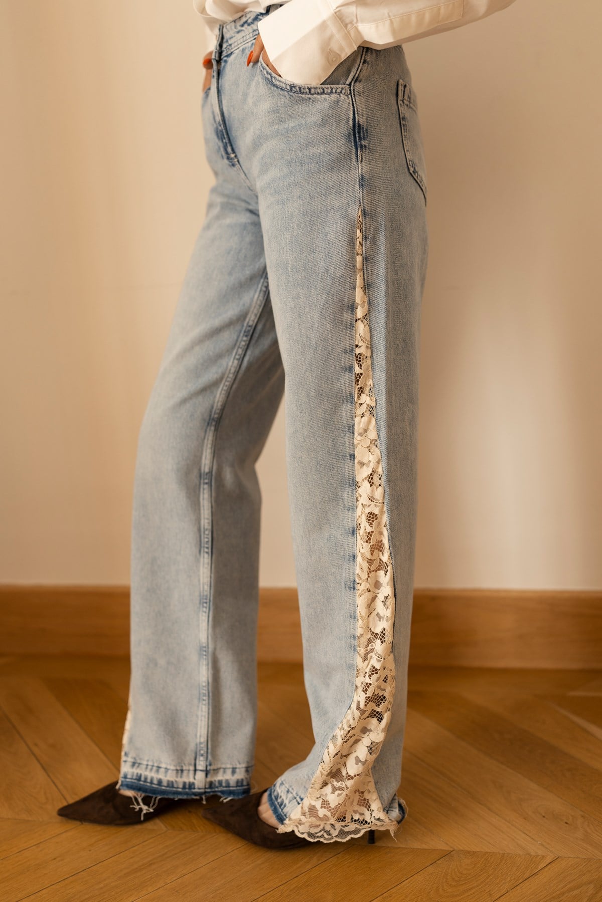Buz Mavi Taşlamalı Dantel Detaylı Jean Pantolon