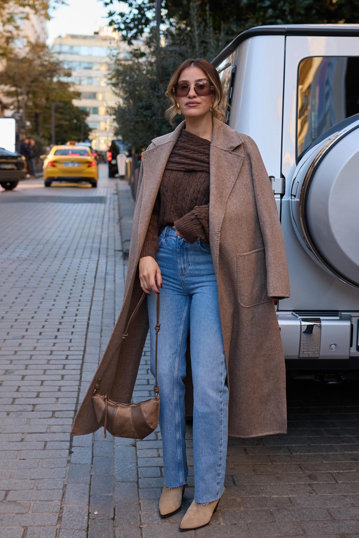 Buz Mavi Yüksek Bel Paçası Kesik Taşlamalı Denim Pantolon