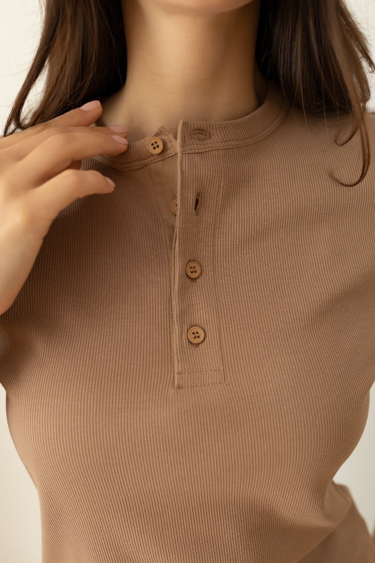 Camel Yarım Düğme Detaylı Fitilli Likralı T-Shirt
