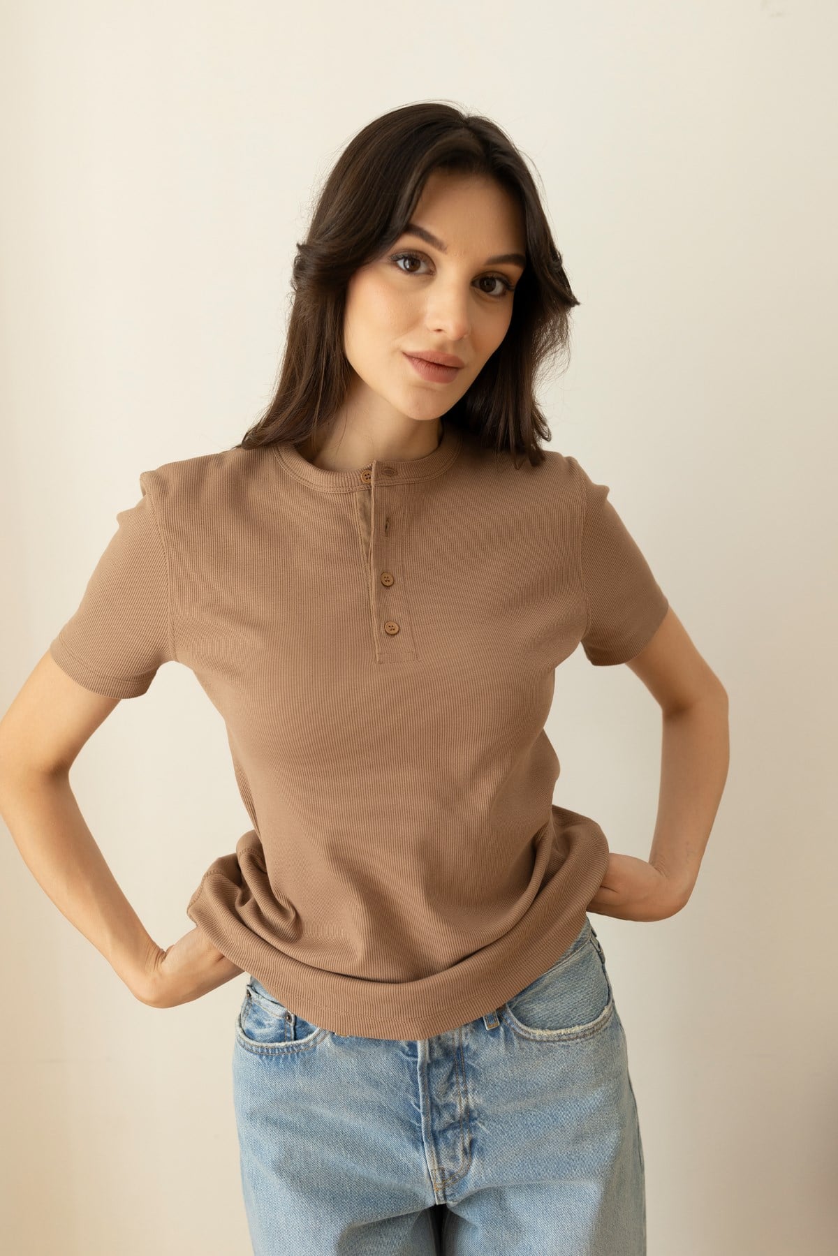 Camel Yarım Düğme Detaylı Fitilli Likralı T-Shirt