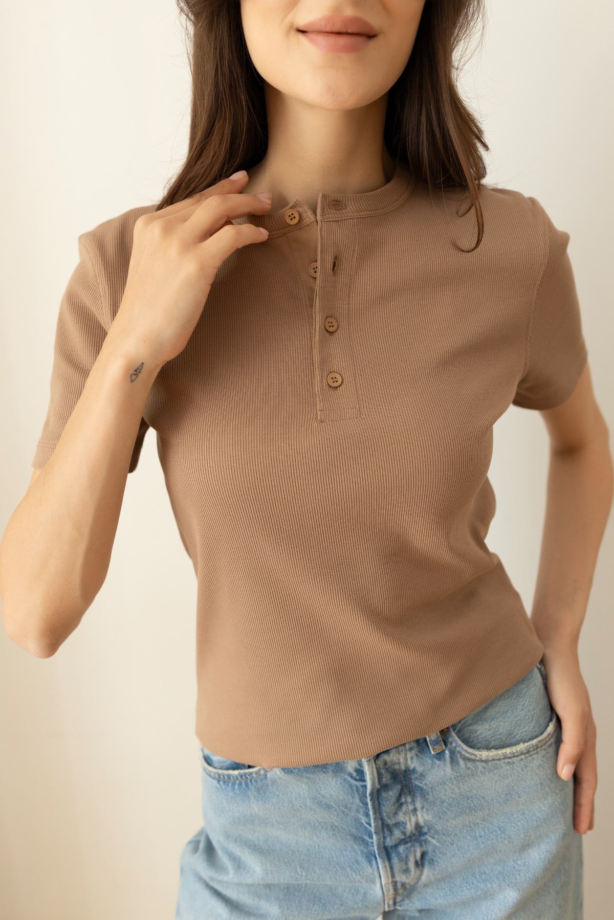 Camel Yarım Düğme Detaylı Fitilli Likralı T-Shirt