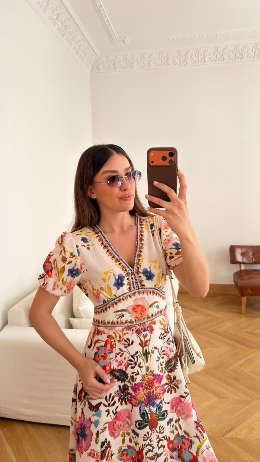 Çok Renkli V Yaka Kolları Lastikli Çiçek Desenli Elbise