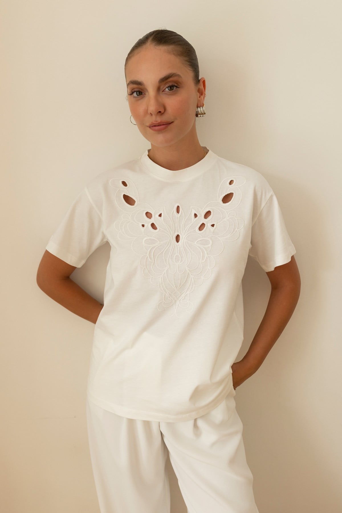 Ekru Bisiklet Yaka Nakış Detaylı T-Shirt