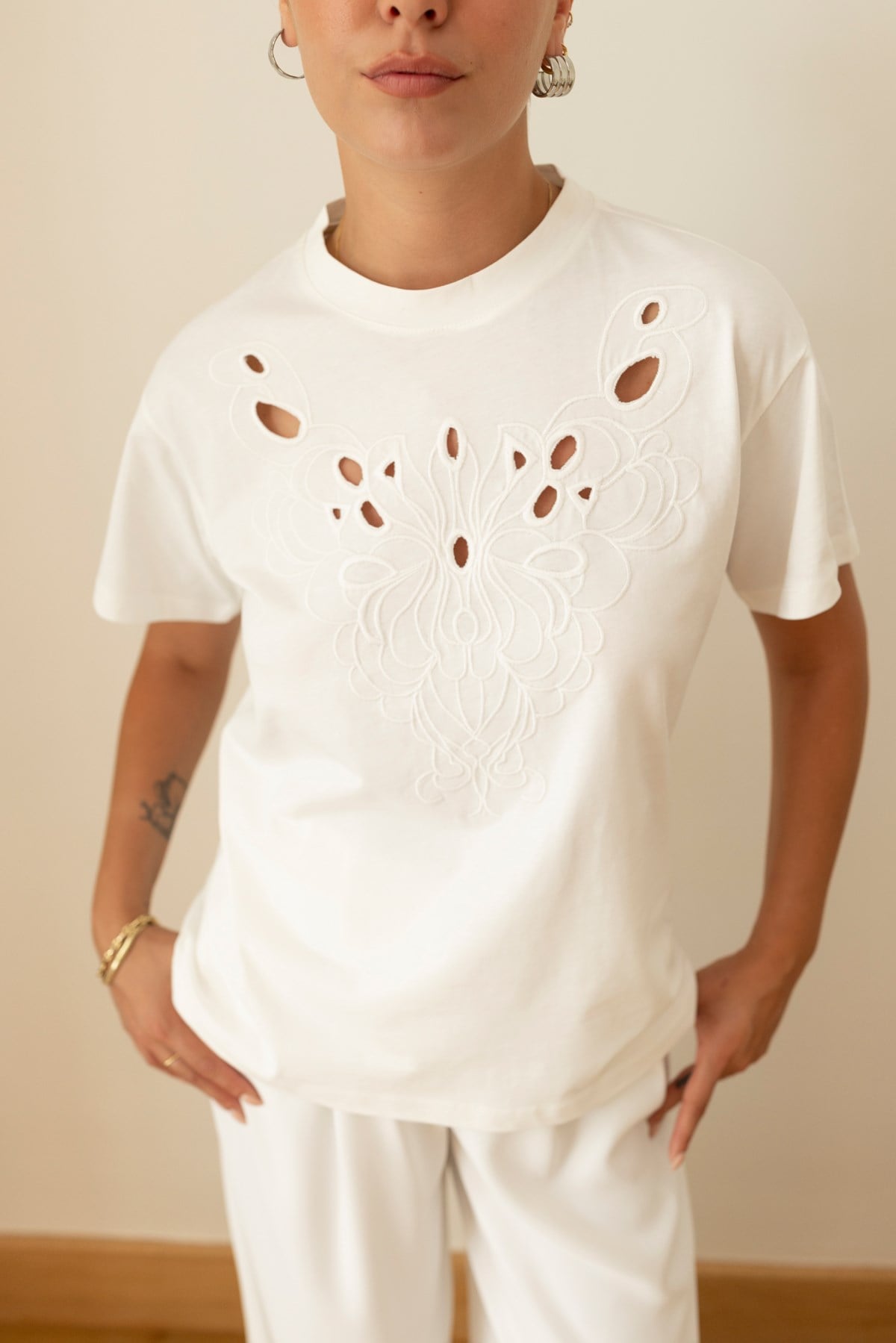 Ekru Bisiklet Yaka Nakış Detaylı T-Shirt
