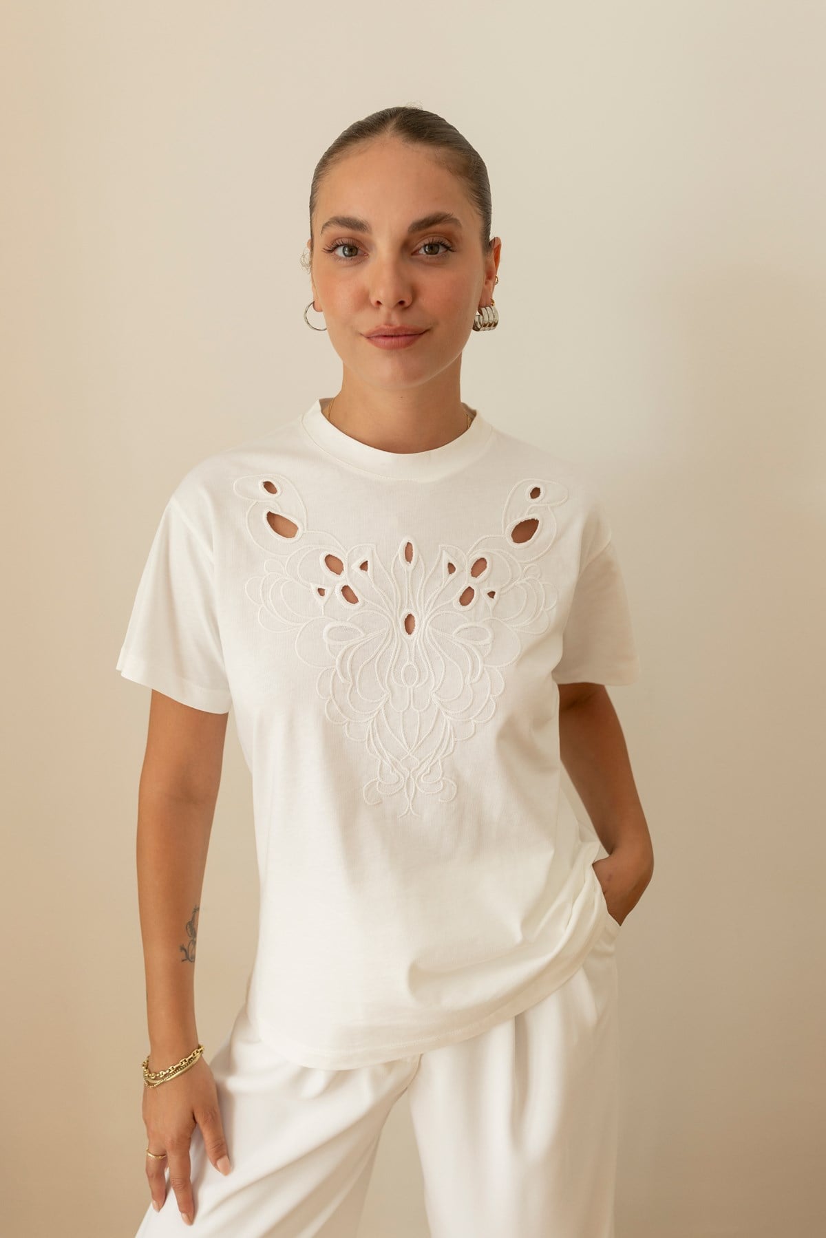 Ekru Bisiklet Yaka Nakış Detaylı T-Shirt