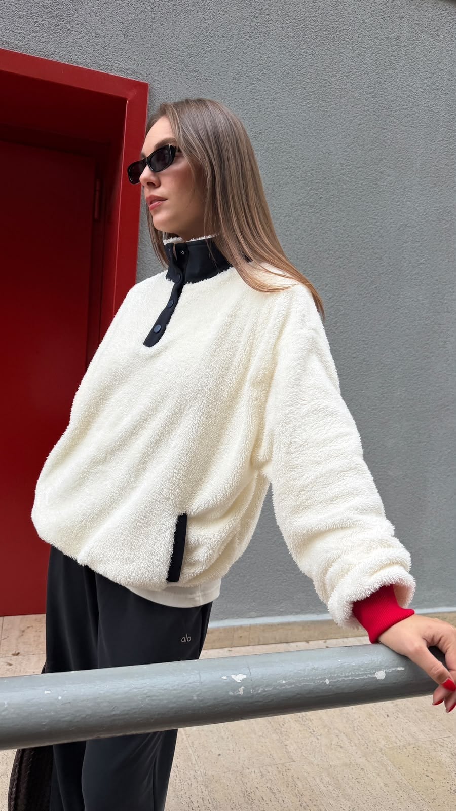 Ekru Dik Yaka Sırt Teddy Ve Yazı Nakışlı Polar Sweat