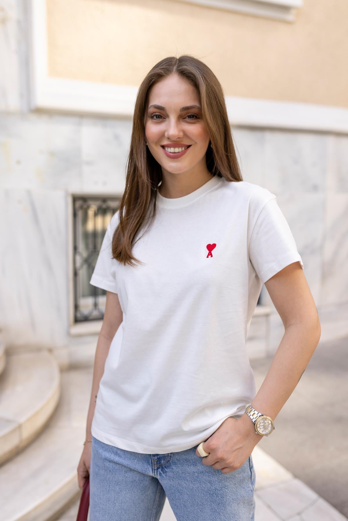 Ekru Kalp Nakış Detaylı Basic Tshirt