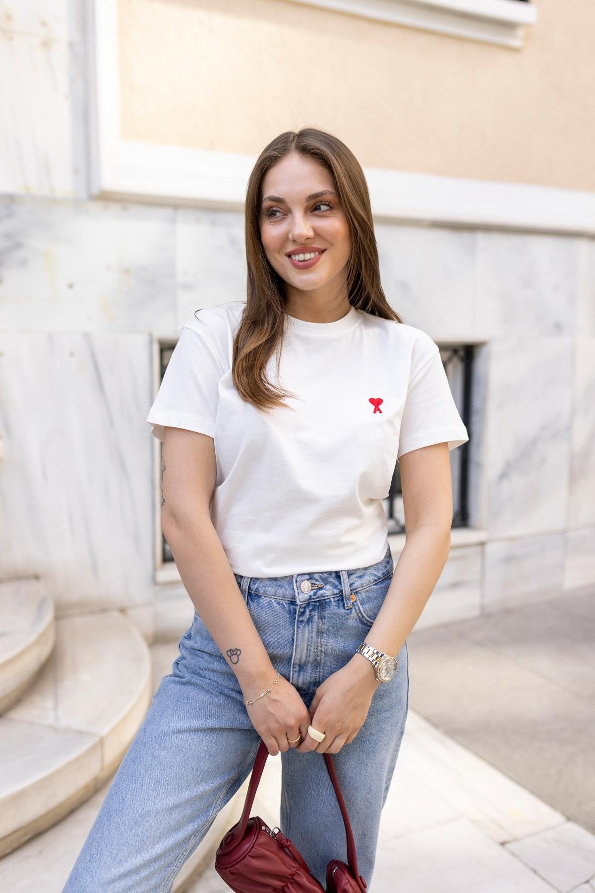 Ekru Kalp Nakış Detaylı Basic Tshirt