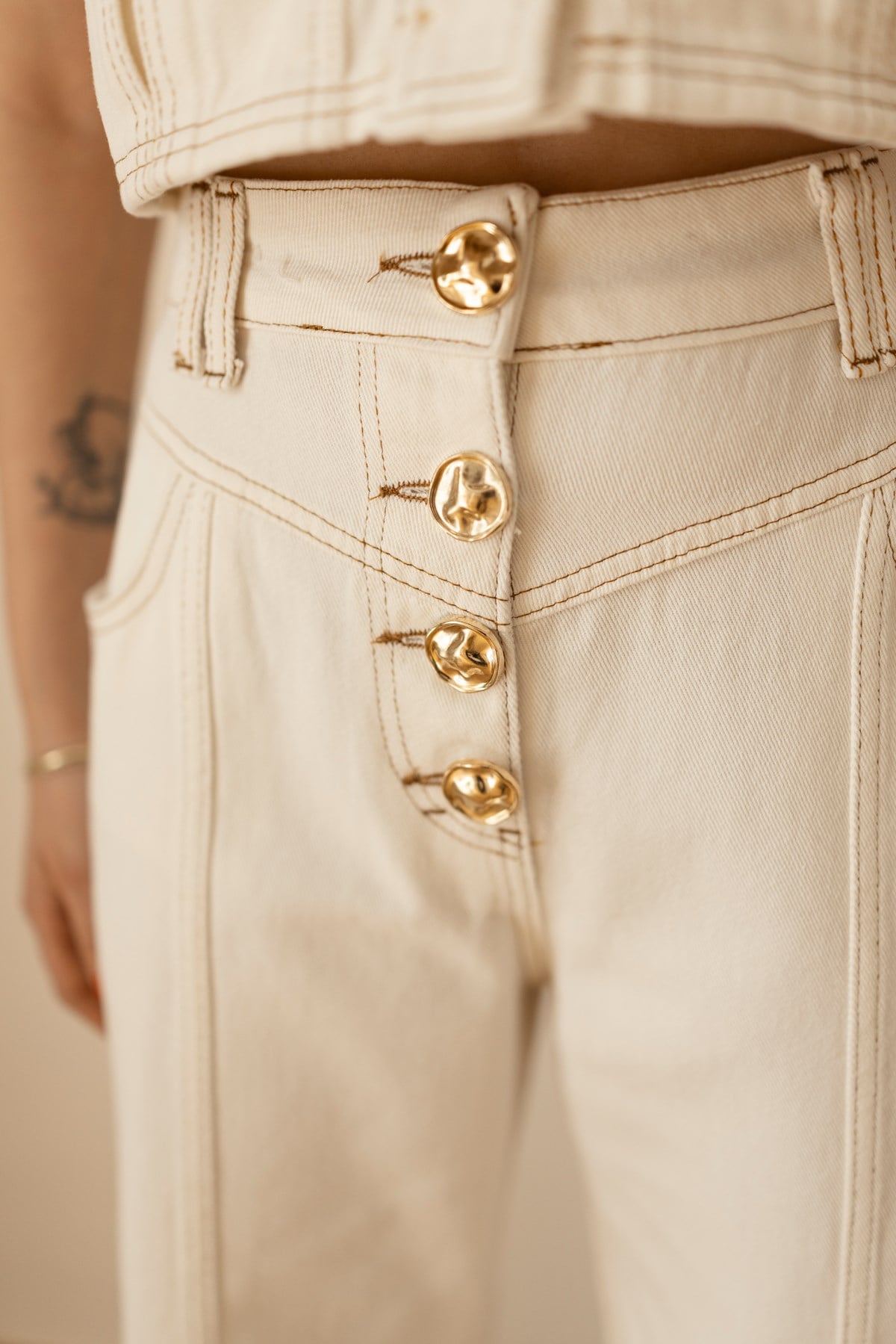 Ekru Polo Yaka Gold Düğme Ve Dikiş Detaylı Denim Ceket Pantolon Takım