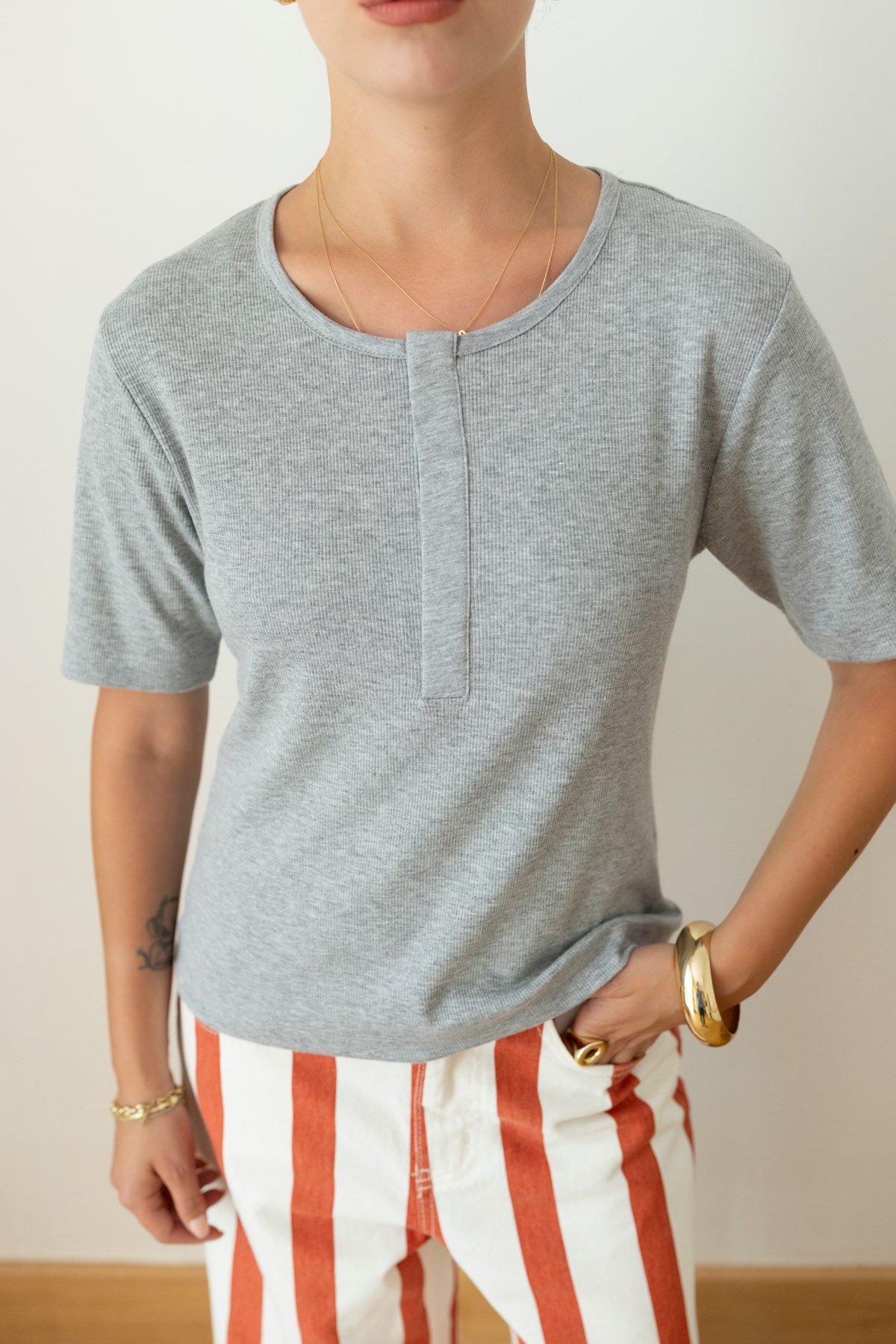 Gri Gizli Düğme Detaylı Fitlli T-Shirt