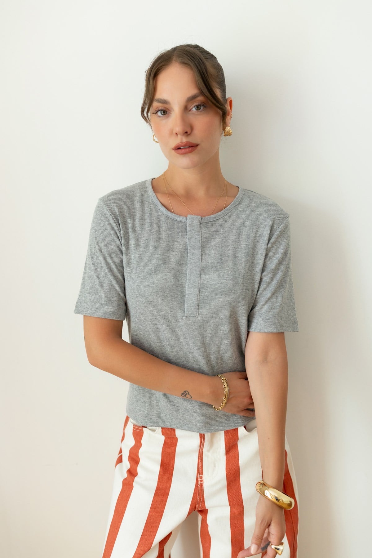 Gri Gizli Düğme Detaylı Fitlli T-Shirt