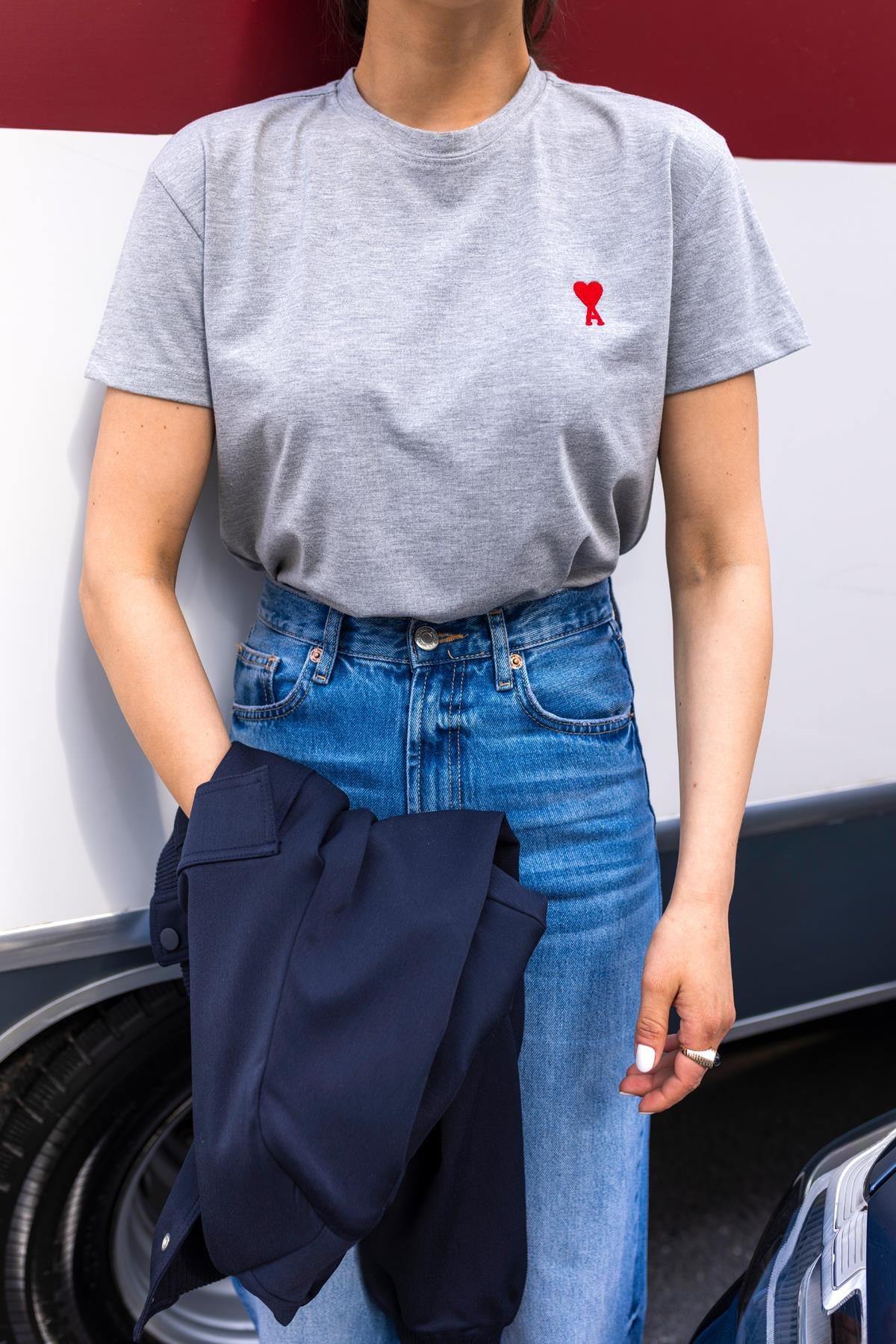 Gri Kalp Nakış Detaylı Basic Tshirt