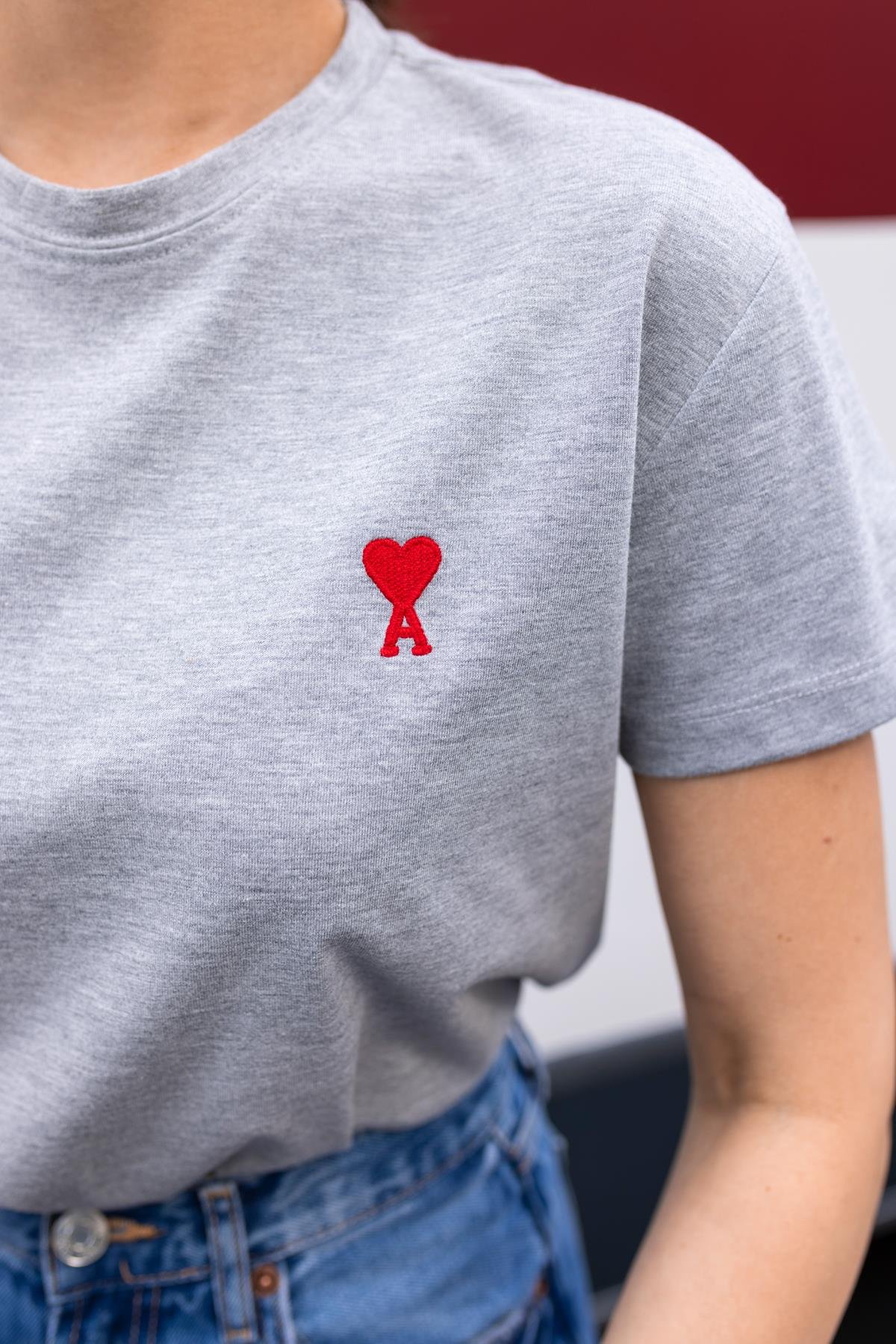 Gri Kalp Nakış Detaylı Basic Tshirt