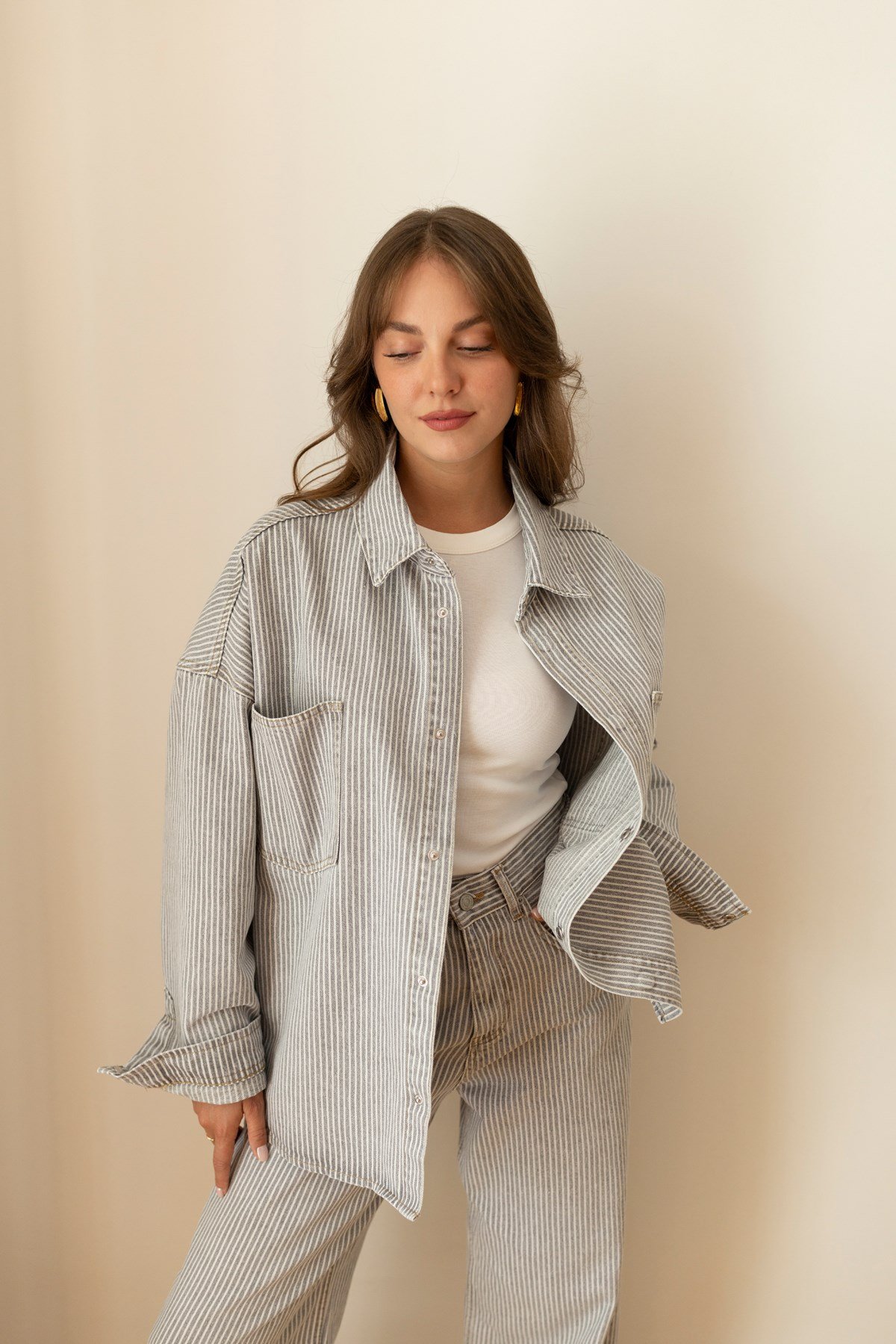 Gri Önden İki Cepli Çizgili Oversize Denim Gömlek
