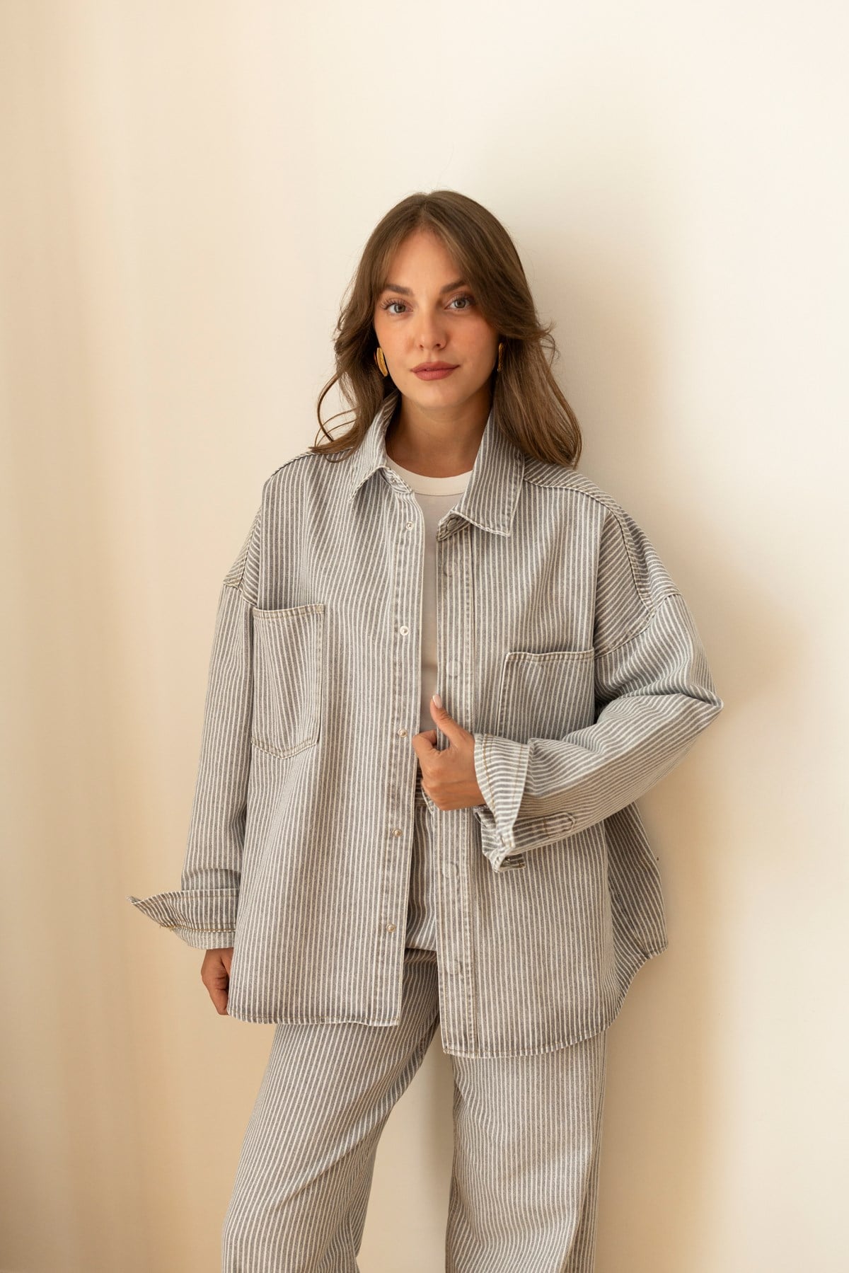 Gri Önden İki Cepli Çizgili Oversize Denim Gömlek