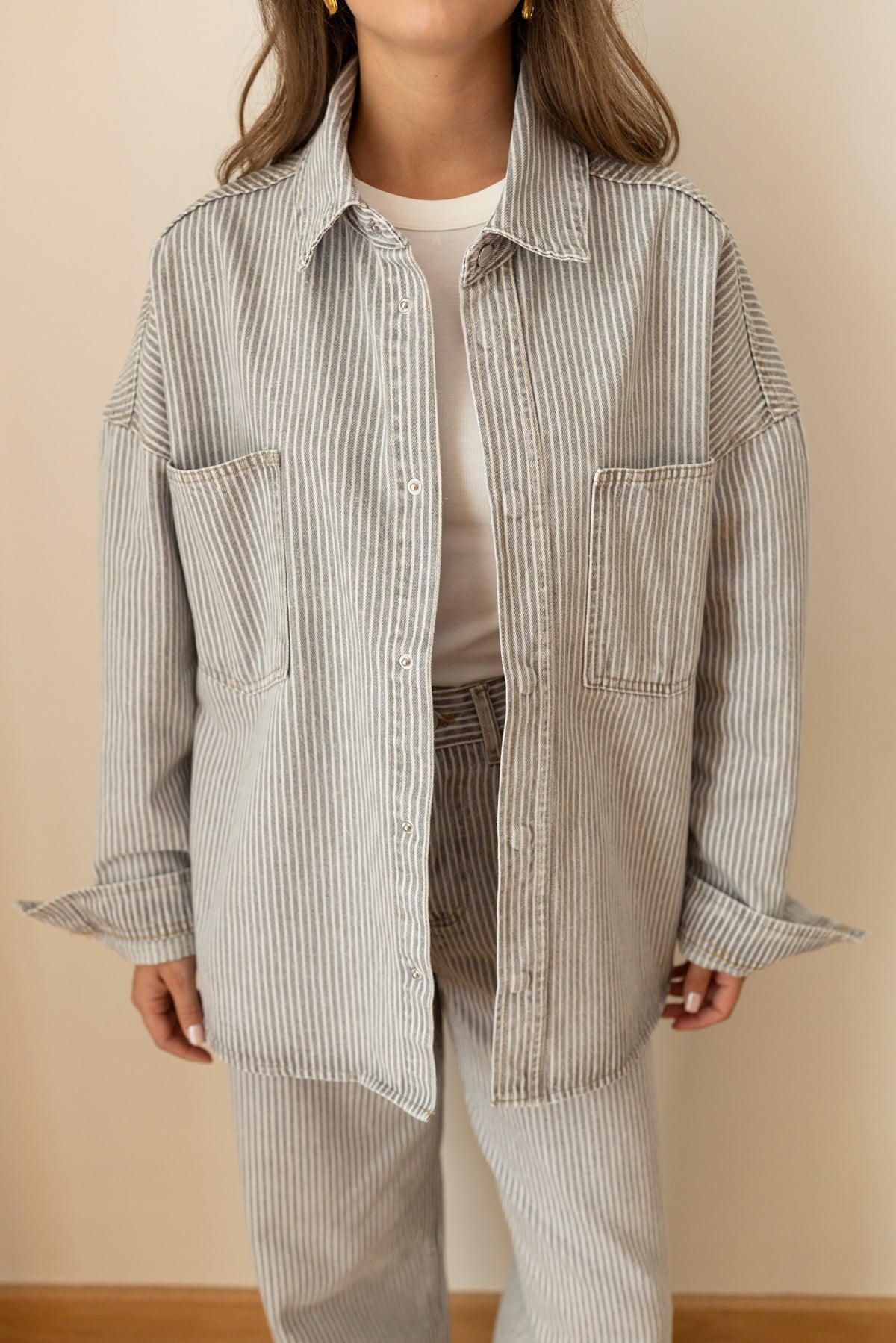 Gri Önden İki Cepli Çizgili Oversize Denim Gömlek