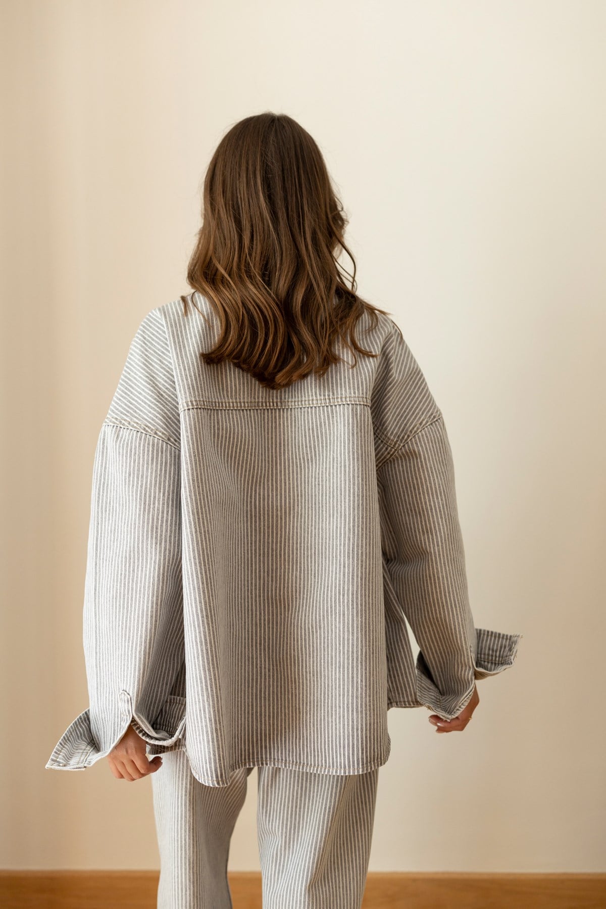 Gri Önden İki Cepli Çizgili Oversize Denim Gömlek
