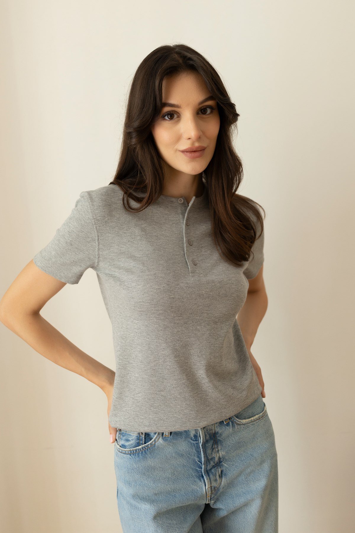 Gri Yarım Düğme Detaylı Fitilli Likralı T-Shirt