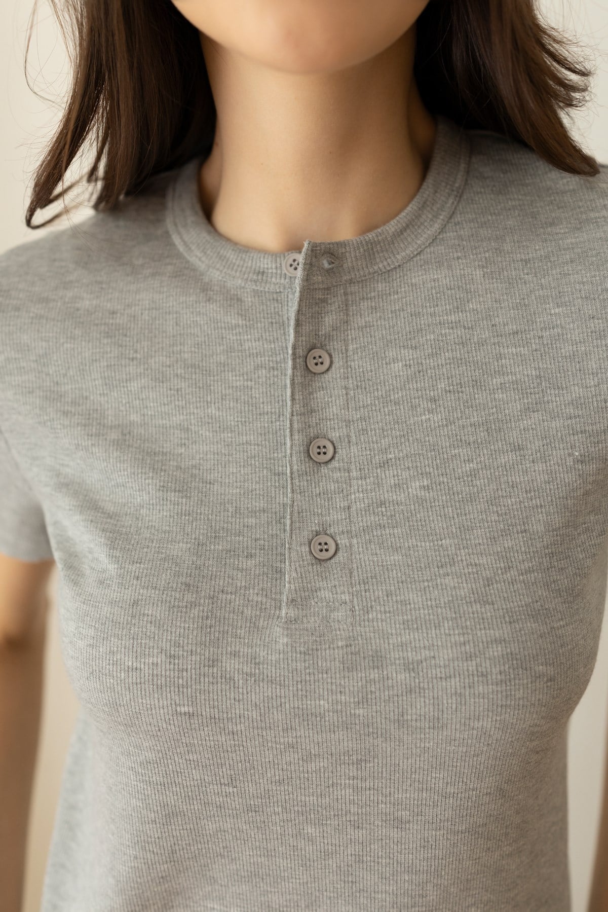 Gri Yarım Düğme Detaylı Fitilli Likralı T-Shirt