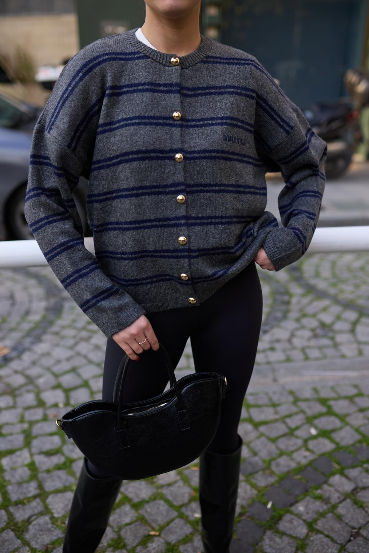 Gri Yazı Nakışlı Çizgili Hırka