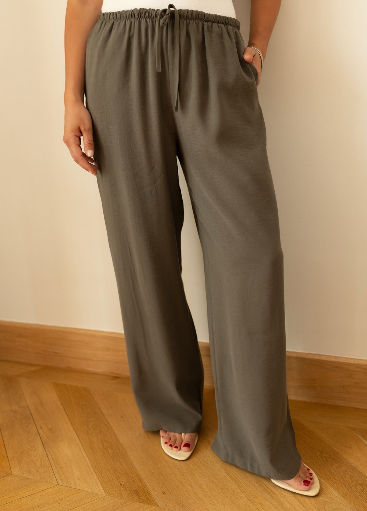 Haki Beli Kuşaklı Ve Lastikli Bol Paça Tensel Kumaş Pantolon