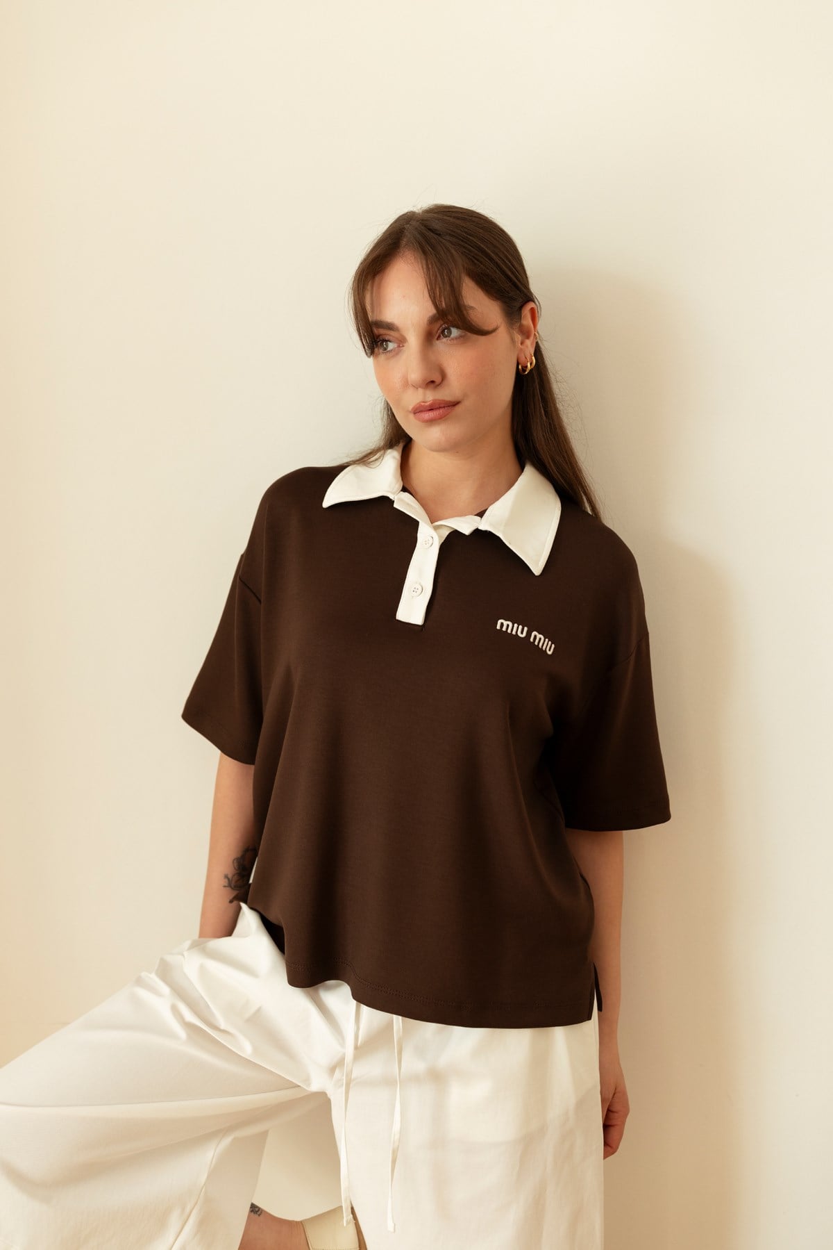 Kahve-Ekru Polo Yaka Yazı Nakışlı Oversize T-Shirt