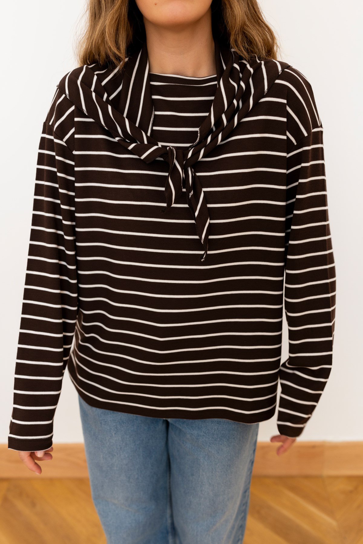 Kahve Fular Detaylı Çizgili Oversize Triko