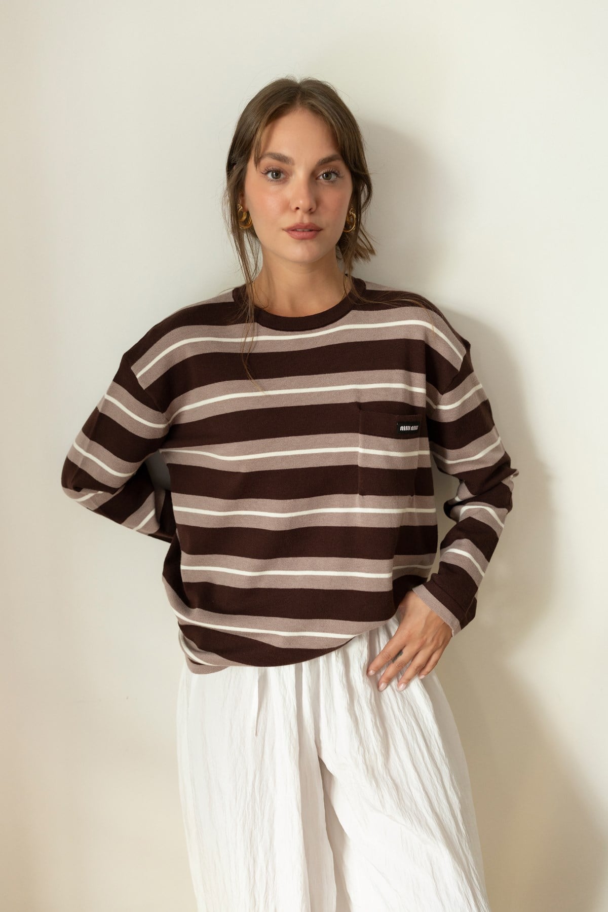 Kahve Önden Cepli Ve Yazı Nakışlı Çizgili Oversize Triko