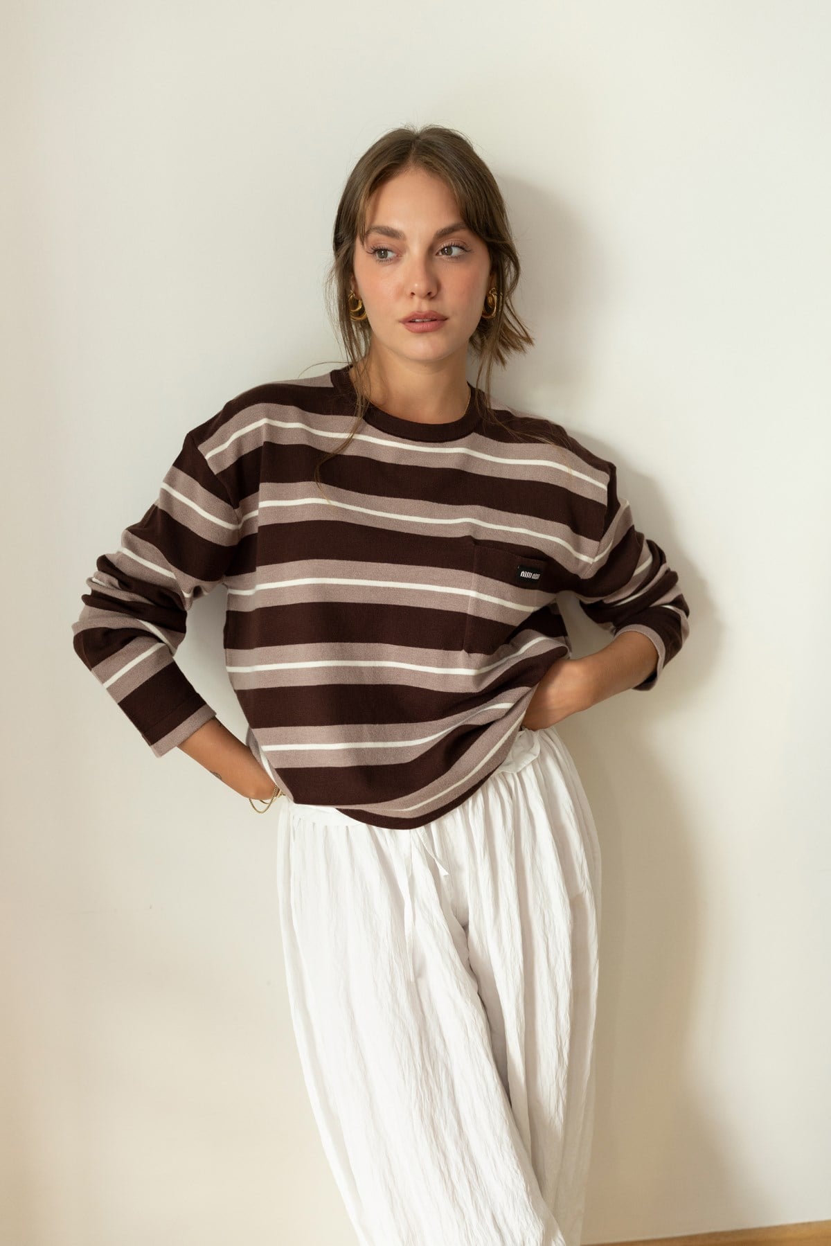 Kahve Önden Cepli Ve Yazı Nakışlı Çizgili Oversize Triko