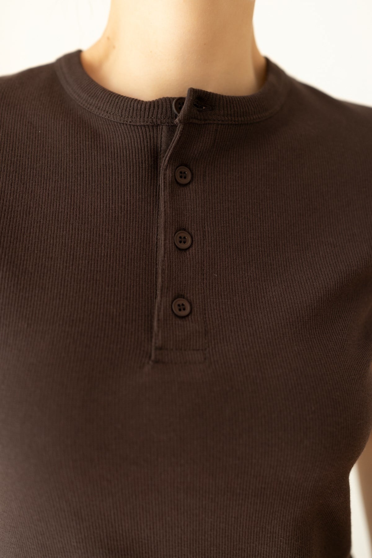 Kahve Yarım Düğme Detaylı Fitilli Likralı T-Shirt