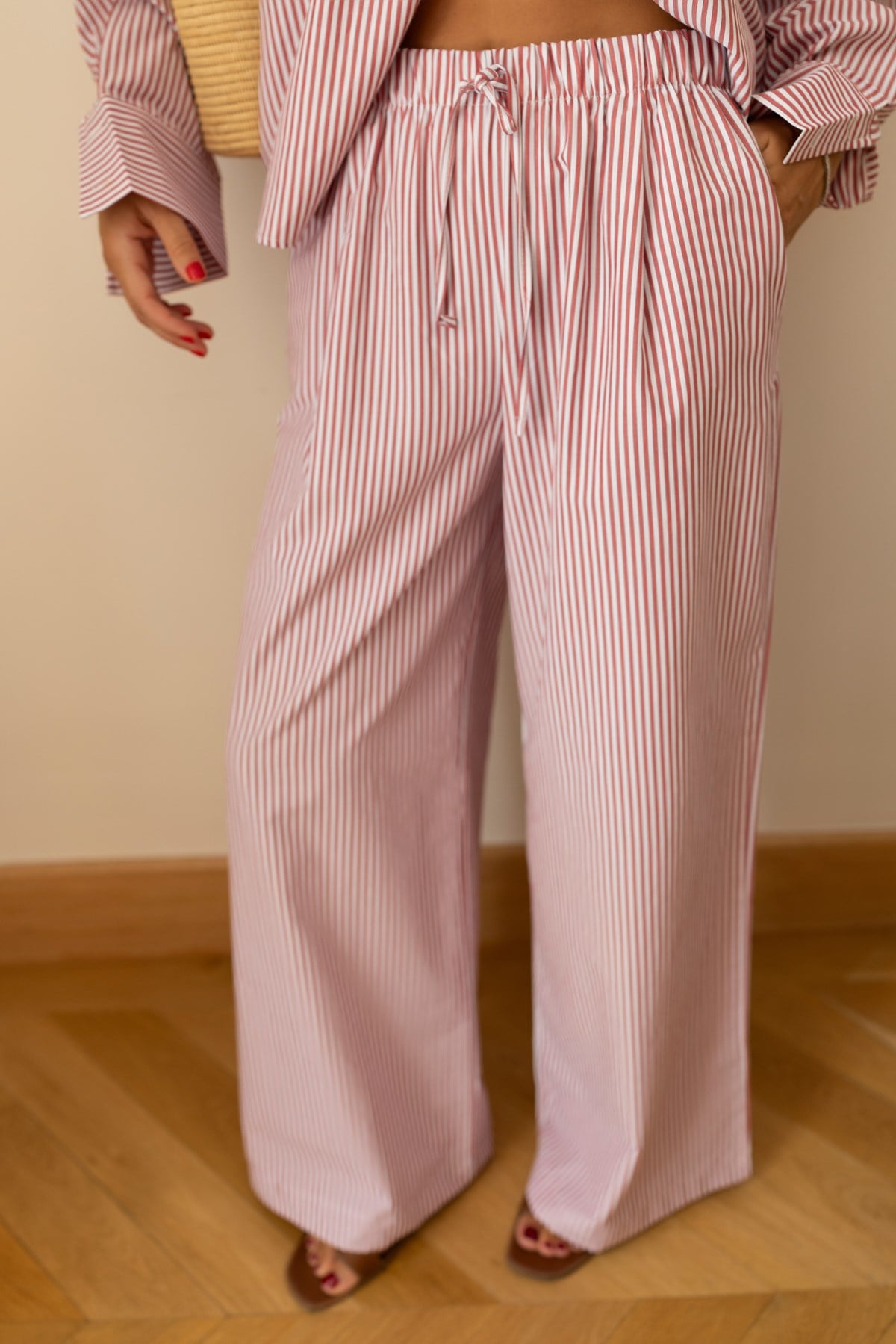 Kırmızı Beli Lastikli Çizgili Bol Paça Pantolon