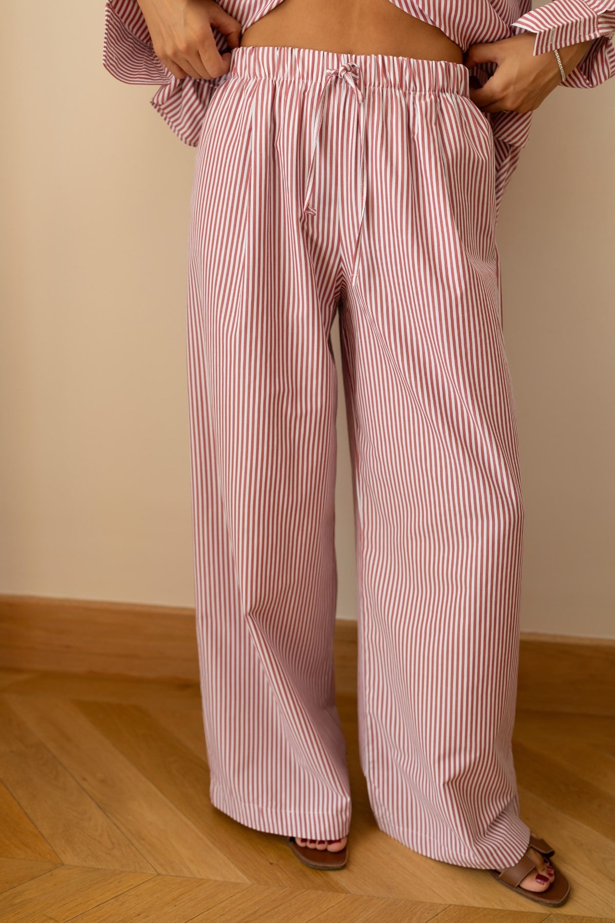 Kırmızı Beli Lastikli Çizgili Bol Paça Pantolon