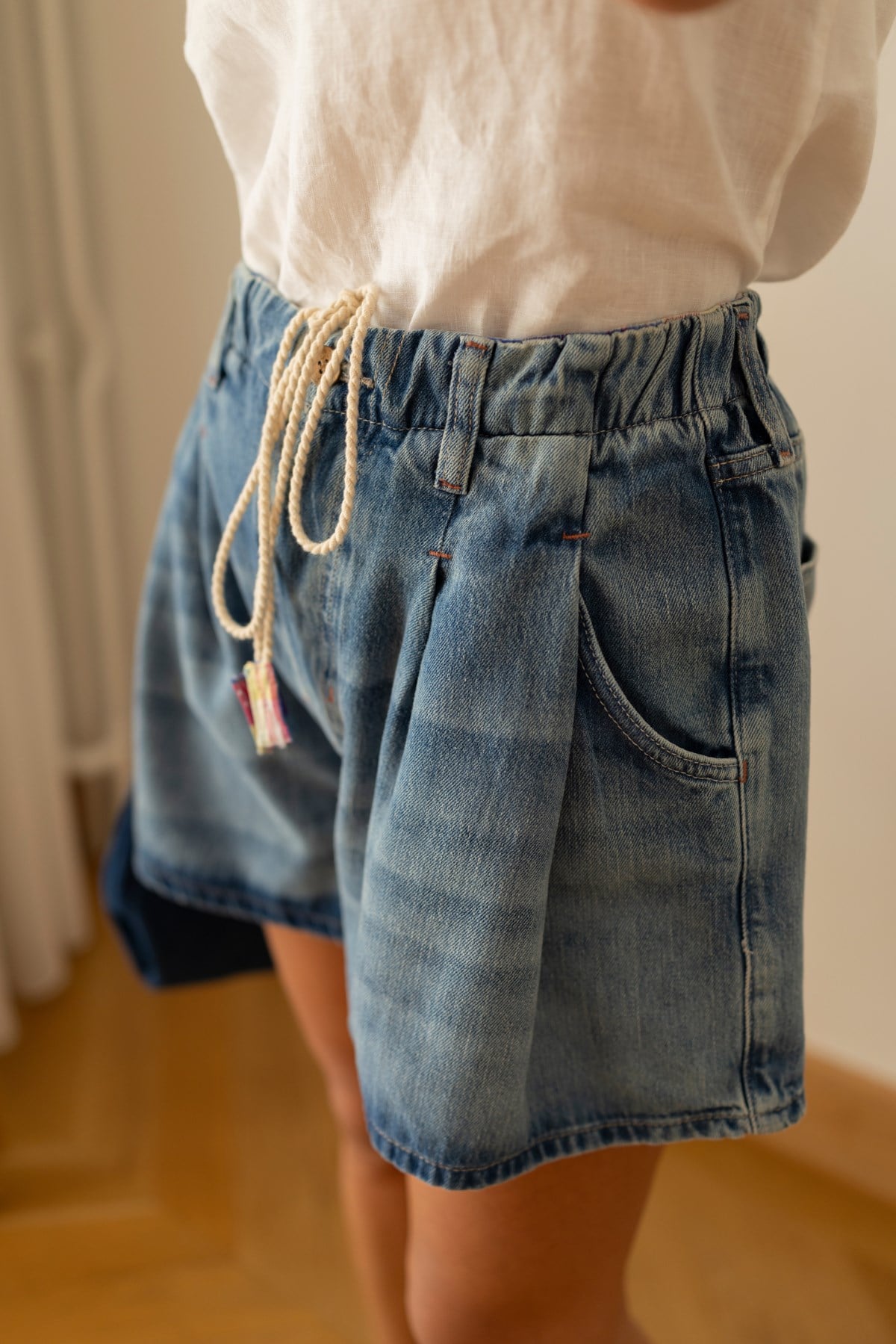 Klasik Jean Rengi Beli Pens Detaylı Ve Kuşaklı Denim Şort