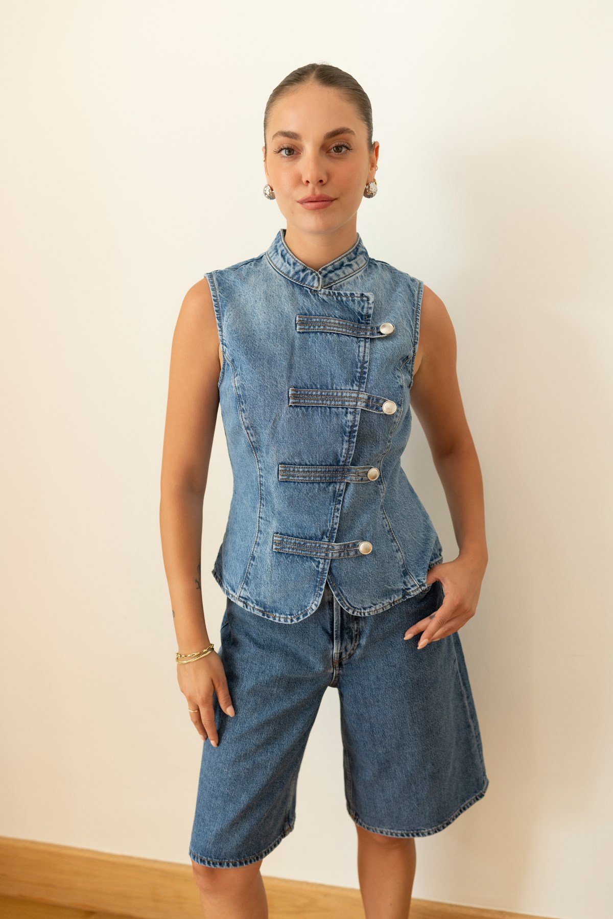 Klasik Jean Rengi Düğme Detaylı Denim Yelek
