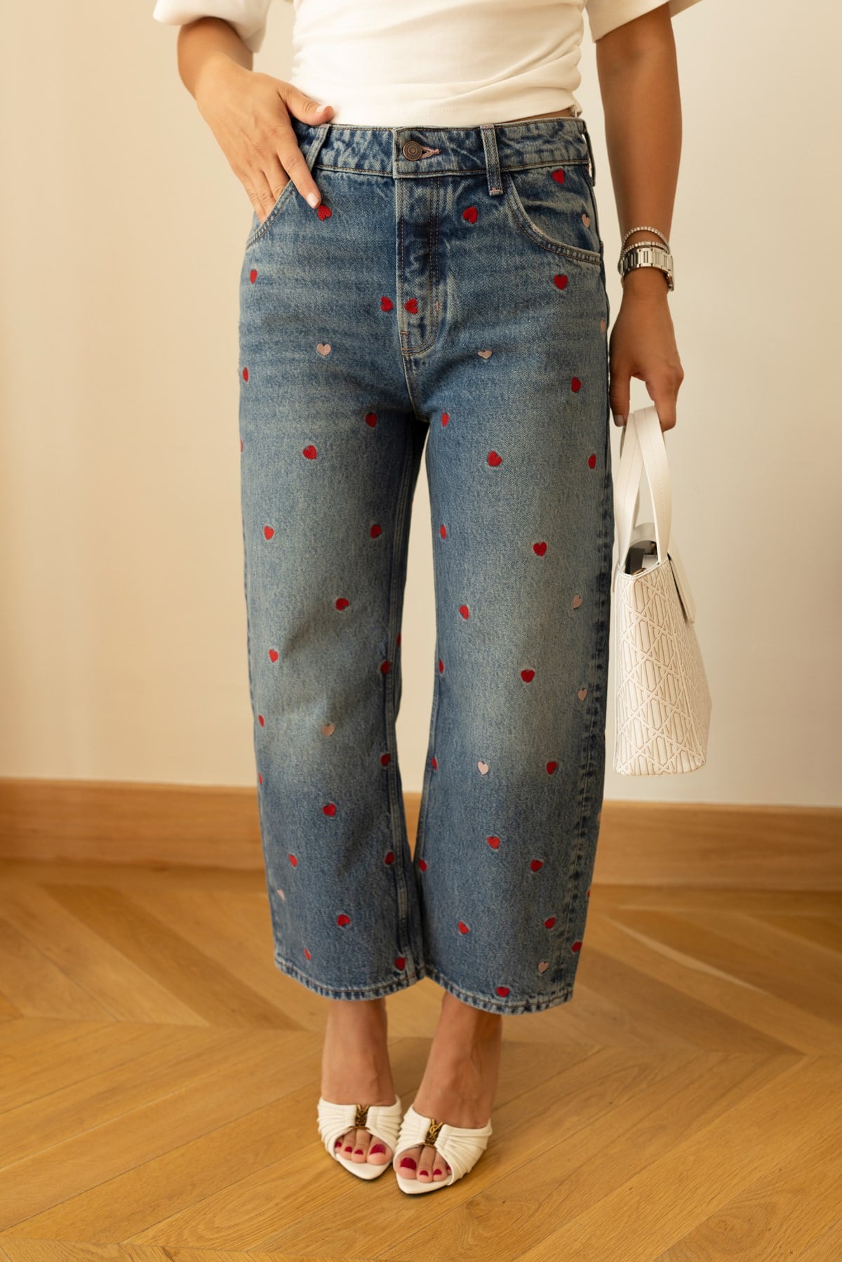 Klasik Jean Rengi Kalp Nakışlı Taşlamalı Jean Pantolon