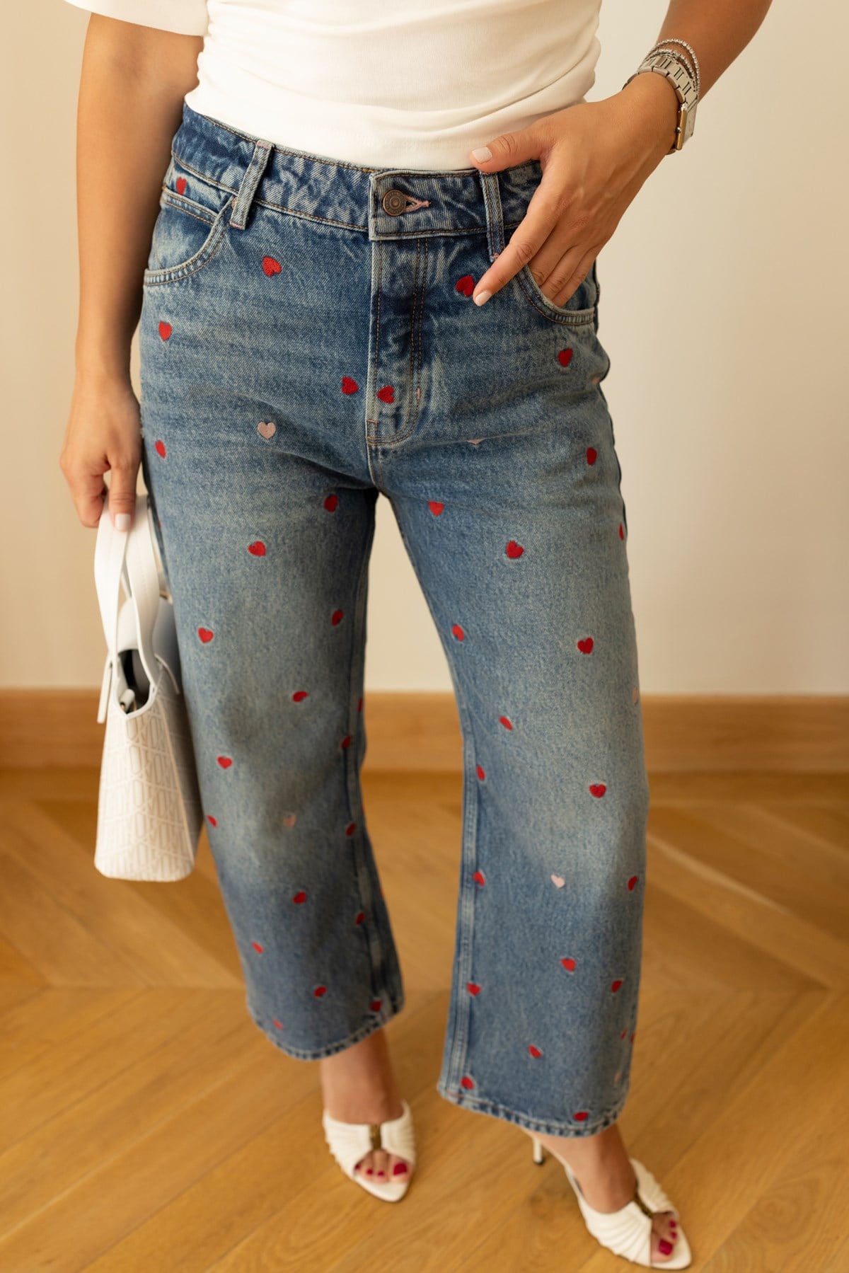 Klasik Jean Rengi Kalp Nakışlı Taşlamalı Jean Pantolon