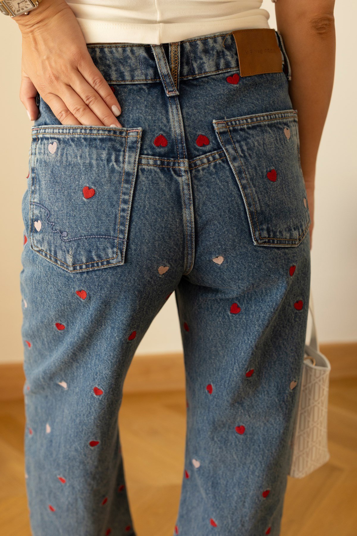 Klasik Jean Rengi Kalp Nakışlı Taşlamalı Jean Pantolon