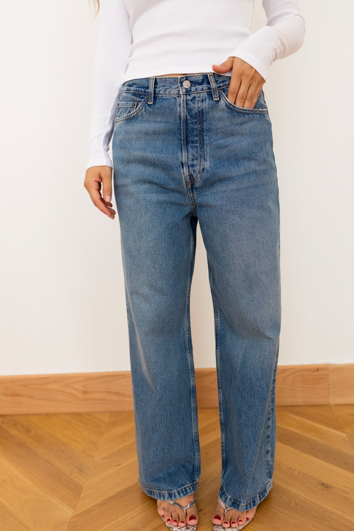 Klasik Jean Rengi Yüksek Bel Taşlamalı Bol Paça Jean Pantolon
