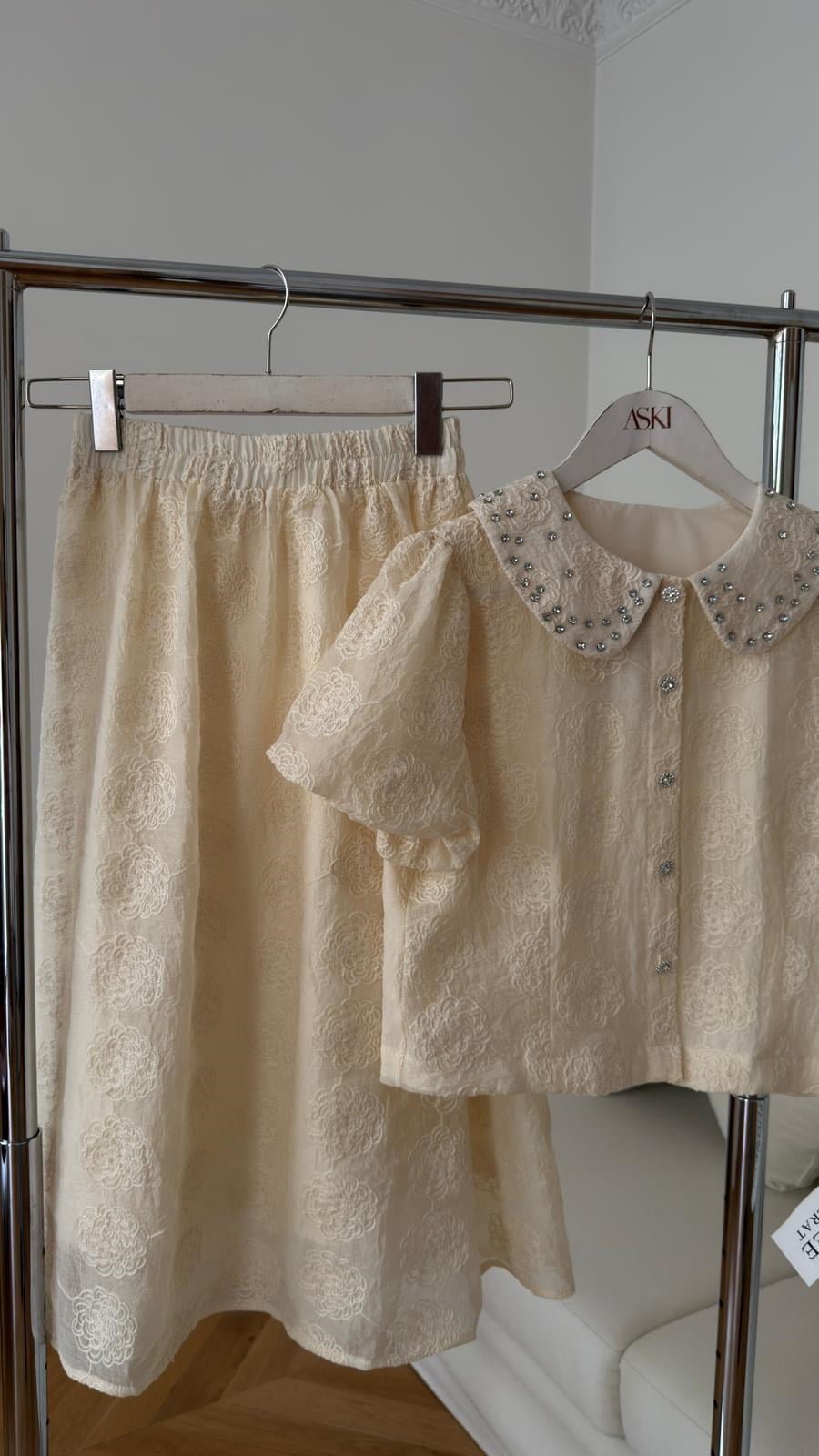 Krem Bebe Yaka Nakış Ve Taş Detaylı Crop Ceket Etek Takım